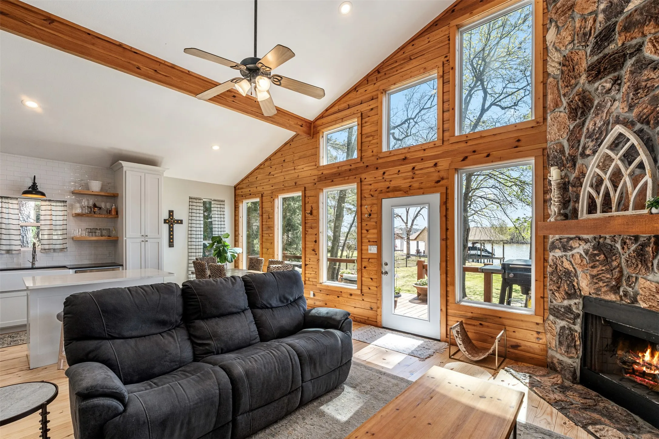 Single Family Residence For Sale in Franklin (TX) County , 551 W Eagle Point Drive, Mount Vernon, Texas 75457, 3 Bedroom, 2 Bathroom, Garage spaces, 1,520 Sqft, built in 1998, mls#21229007, Real Estate Agent in Mount Vernon, Homes For Sale in Franklin (TX) county, Homes For Sale in Mount Vernon, Realtor in Mount Vernon Texas, Real Estate Brokerage Independent Realty Texas, Luminita Cordes Realtor