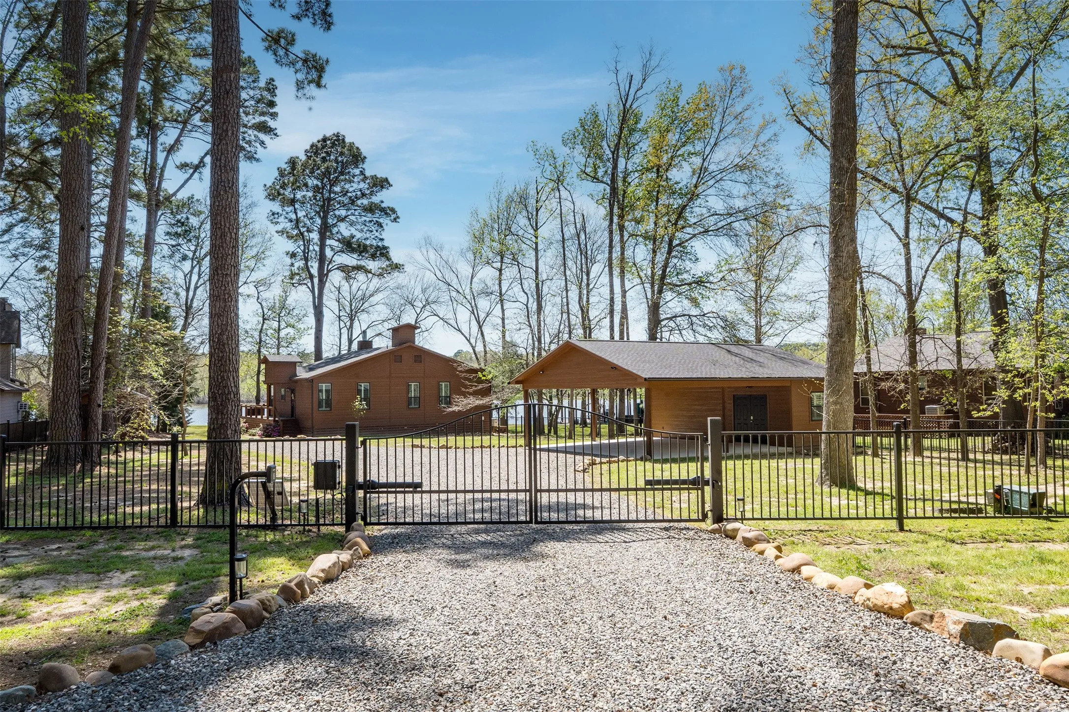 Single Family Residence For Sale in Franklin (TX) County , 551 W Eagle Point Drive, Mount Vernon, Texas 75457, 3 Bedroom, 2 Bathroom, Garage spaces, 1,520 Sqft, built in 1998, mls#21229007, Real Estate Agent in Mount Vernon, Homes For Sale in Franklin (TX) county, Homes For Sale in Mount Vernon, Realtor in Mount Vernon Texas, Real Estate Brokerage Independent Realty Texas, Luminita Cordes Realtor