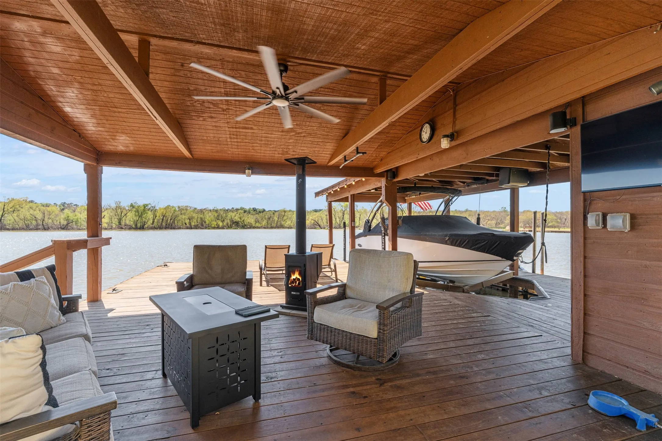 Single Family Residence For Sale in Franklin (TX) County , 551 W Eagle Point Drive, Mount Vernon, Texas 75457, 3 Bedroom, 2 Bathroom, Garage spaces, 1,520 Sqft, built in 1998, mls#21229007, Real Estate Agent in Mount Vernon, Homes For Sale in Franklin (TX) county, Homes For Sale in Mount Vernon, Realtor in Mount Vernon Texas, Real Estate Brokerage Independent Realty Texas, Luminita Cordes Realtor