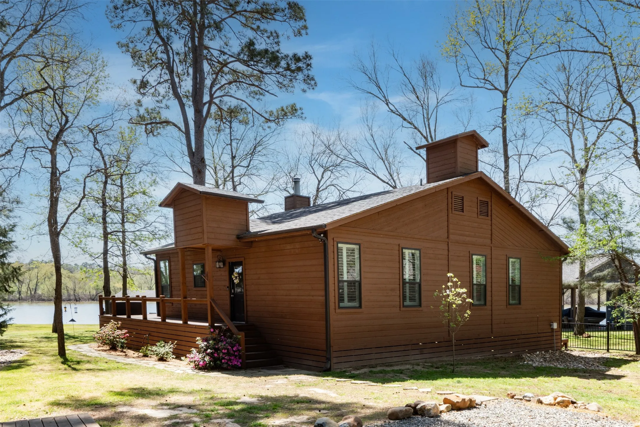 Single Family Residence For Sale in Franklin (TX) County , 551 W Eagle Point Drive, Mount Vernon, Texas 75457, 3 Bedroom, 2 Bathroom, Garage spaces, 1,520 Sqft, built in 1998, mls#21229007, Real Estate Agent in Mount Vernon, Homes For Sale in Franklin (TX) county, Homes For Sale in Mount Vernon, Realtor in Mount Vernon Texas, Real Estate Brokerage Independent Realty Texas, Luminita Cordes Realtor