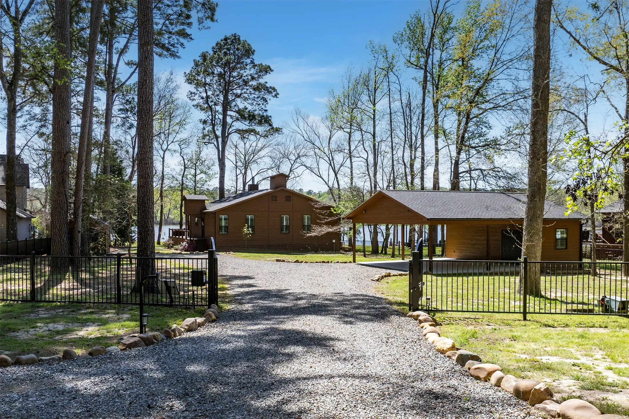Single Family Residence For Sale in Franklin (TX) County , 551 W Eagle Point Drive, Mount Vernon, Texas 75457, 3 Bedroom, 2 Bathroom, Garage spaces, 1,520 Sqft, built in 1998, mls#21229007, Real Estate Agent in Mount Vernon, Homes For Sale in Franklin (TX) county, Homes For Sale in Mount Vernon, Realtor in Mount Vernon Texas, Real Estate Brokerage Independent Realty Texas, Luminita Cordes Realtor