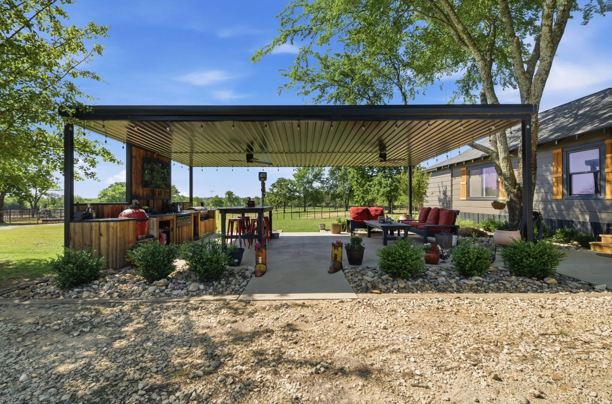 Single Family Residence For Sale in Cooke County , 10642 Fm 902, Collinsville, Texas 76233, 2 Bedrooms, 1 Bathroom, Garage spaces, 772 Sqft, built in 1950, Preowned, Price $1,000,000, mls#21231611, Real Estate Agent in Collinsville, Homes For Sale in Cooke county, Homes For Sale in Collinsville, Realtor in Collinsville Texas, Real Estate Brokerage Independent Realty Texas, Luminita Cordes Realtor