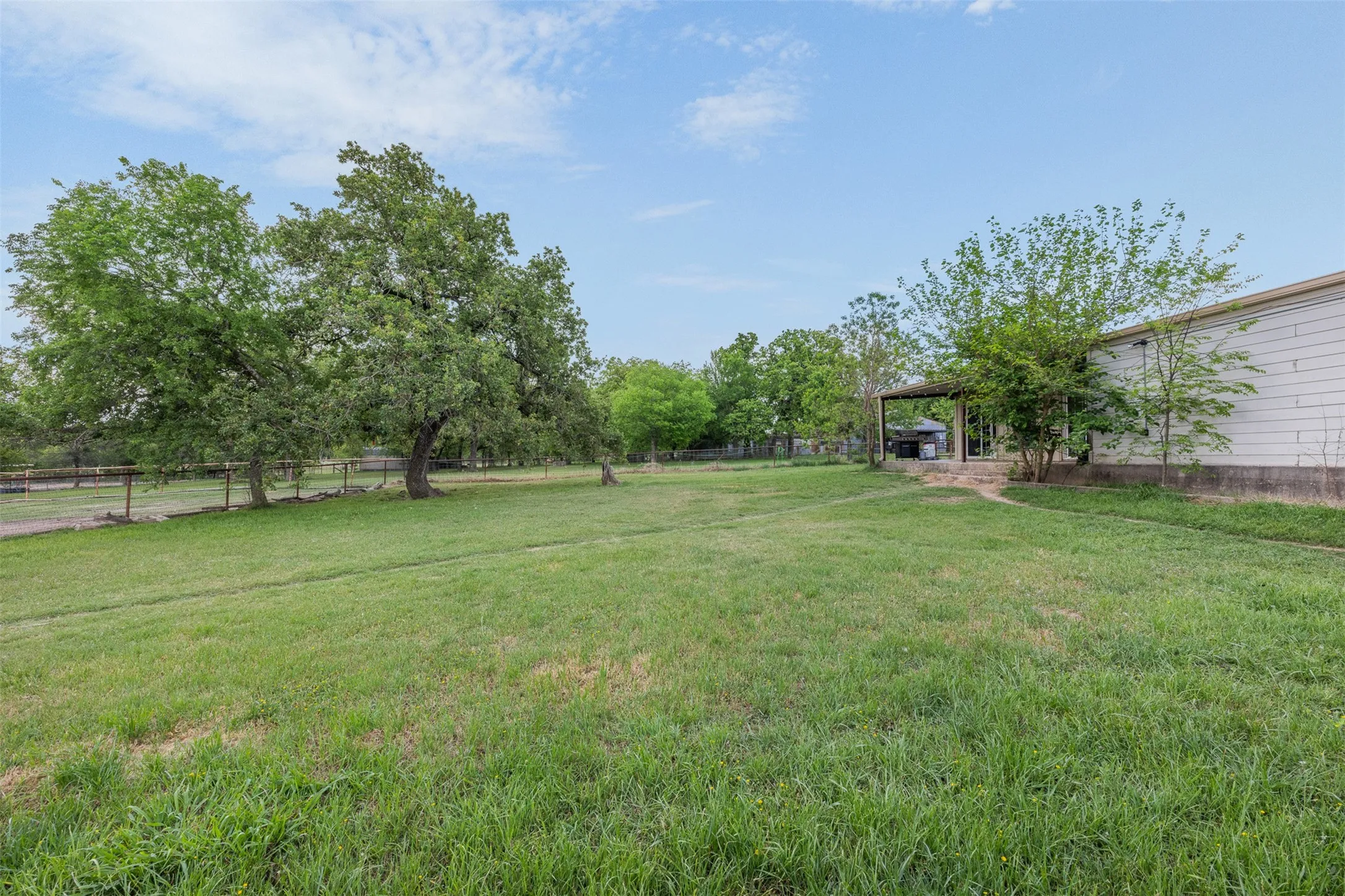 Farm For Sale in Mc Lennan County , 203 Saffle Road, Robinson, Texas 76706, 3 Bedrooms, 2 Bathrooms, Garage spaces, 1,680 Sqft, built in 2001, Preowned, Price $514,900, mls#21234425, Real Estate Agent in Robinson, Homes For Sale in Mc Lennan county, Homes For Sale in Robinson, Realtor in Robinson Texas, Real Estate Brokerage Independent Realty Texas, Luminita Cordes Realtor