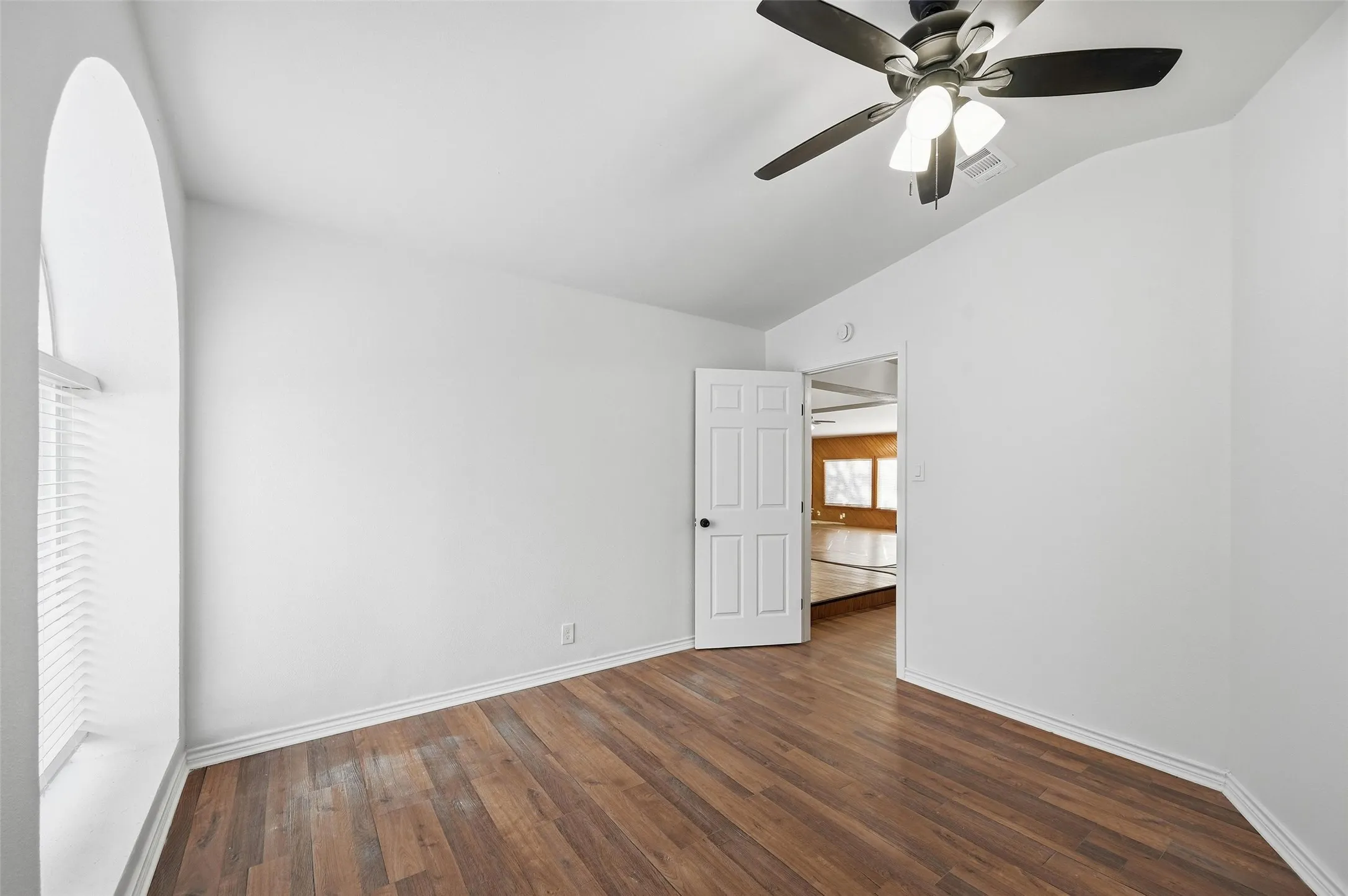 Single Family Residence For Sale in Hunt County , 9902 County Road 2434, Terrell, Texas 75160, 3 Bedroom, 2 Bathroom, Garage spaces, 2,679 Sqft, built in 1984, mls#21226038, Real Estate Agent in Terrell, Homes For Sale in Hunt county, Homes For Sale in Terrell, Realtor in Terrell Texas, Real Estate Brokerage Independent Realty Texas, Luminita Cordes Realtor