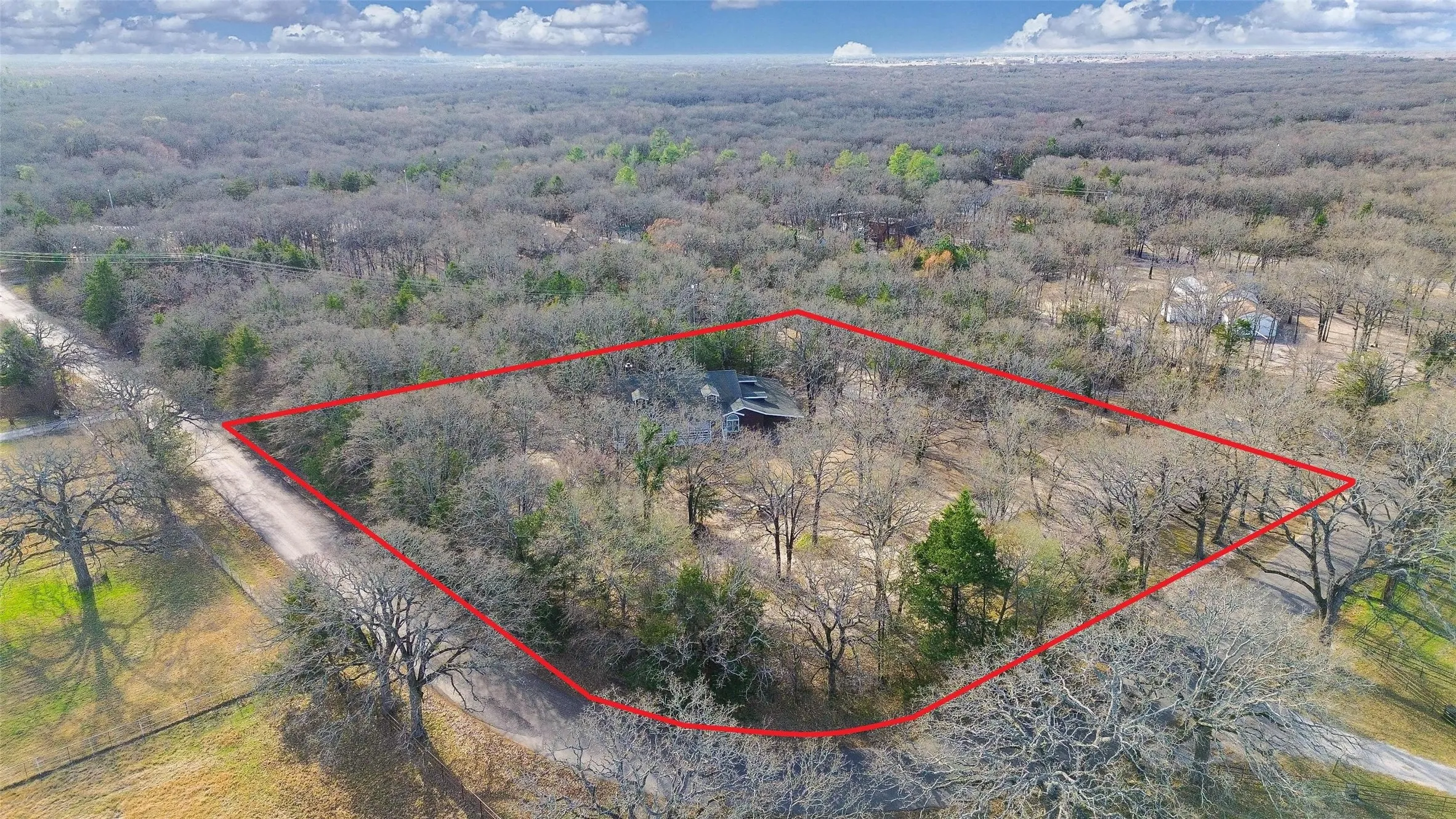 Single Family Residence For Sale in Hunt County , 9902 County Road 2434, Terrell, Texas 75160, 3 Bedroom, 2 Bathroom, Garage spaces, 2,679 Sqft, built in 1984, mls#21226038, Real Estate Agent in Terrell, Homes For Sale in Hunt county, Homes For Sale in Terrell, Realtor in Terrell Texas, Real Estate Brokerage Independent Realty Texas, Luminita Cordes Realtor