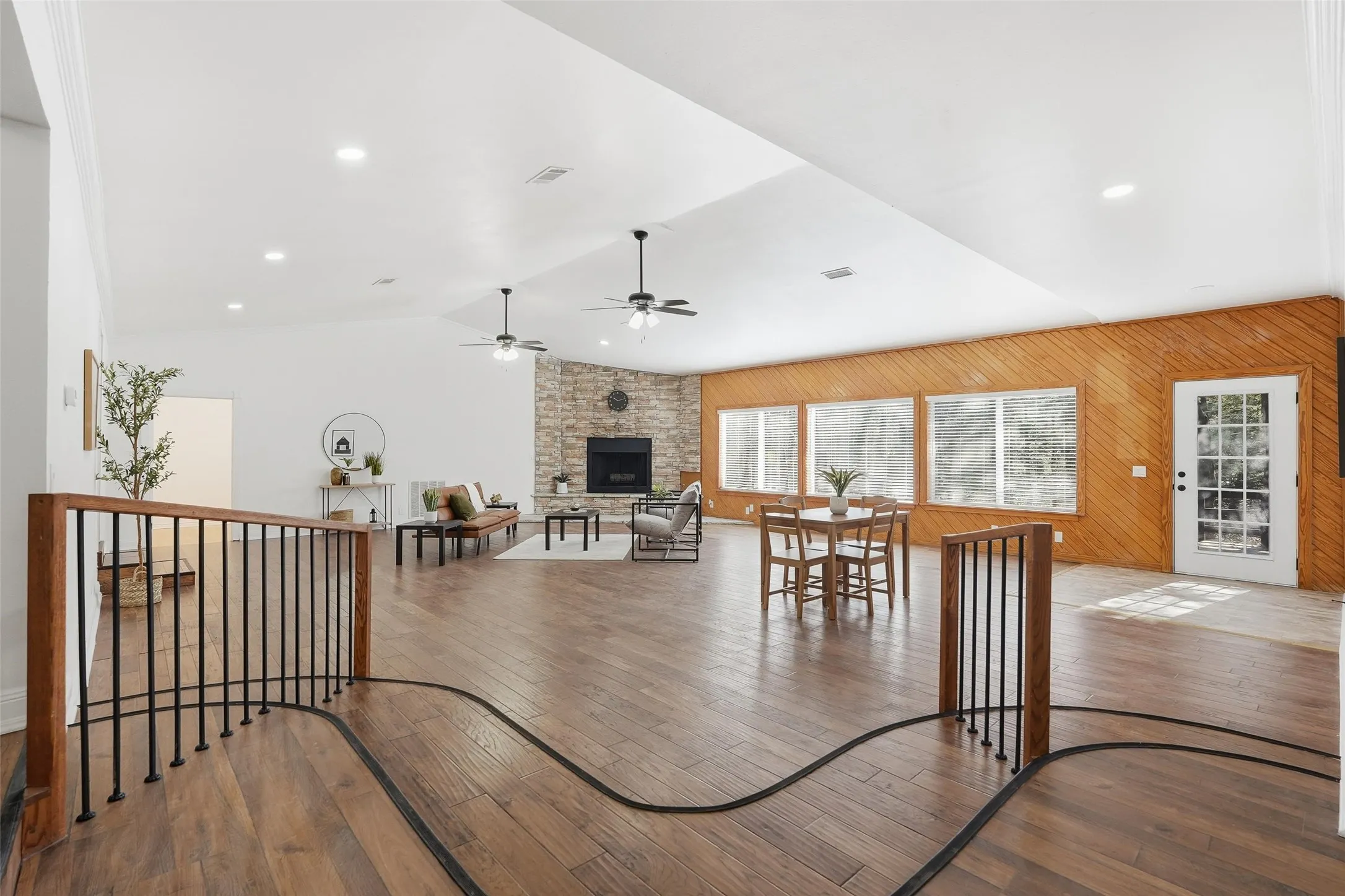 Single Family Residence For Sale in Hunt County , 9902 County Road 2434, Terrell, Texas 75160, 3 Bedroom, 2 Bathroom, Garage spaces, 2,679 Sqft, built in 1984, mls#21226038, Real Estate Agent in Terrell, Homes For Sale in Hunt county, Homes For Sale in Terrell, Realtor in Terrell Texas, Real Estate Brokerage Independent Realty Texas, Luminita Cordes Realtor