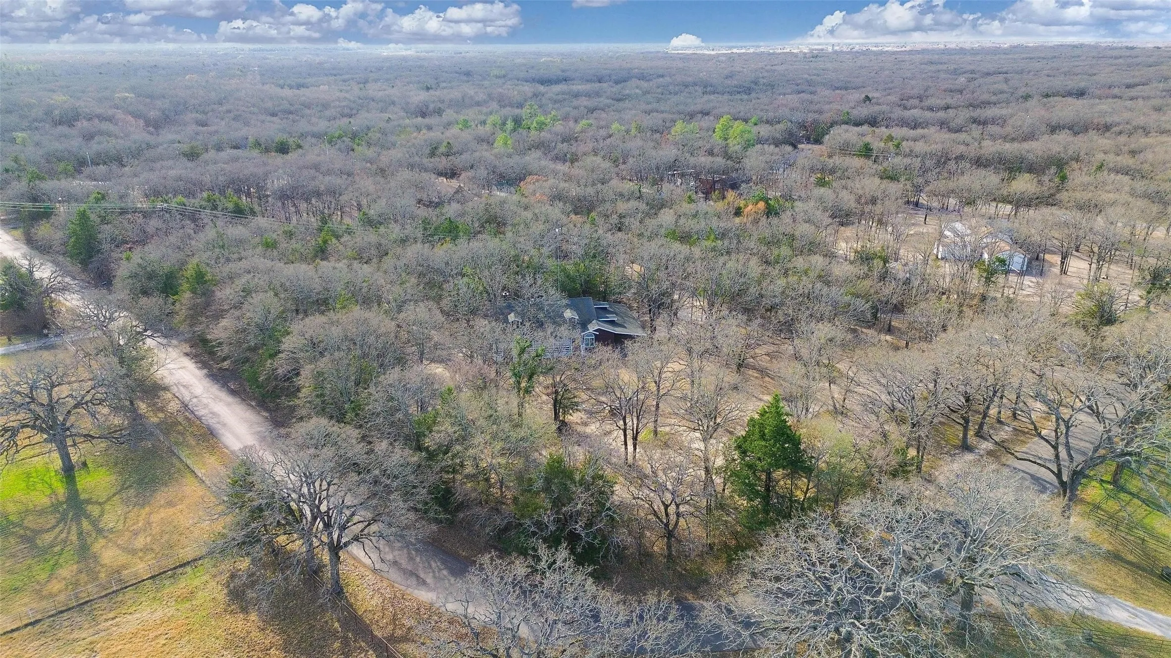 Single Family Residence For Sale in Hunt County , 9902 County Road 2434, Terrell, Texas 75160, 3 Bedroom, 2 Bathroom, Garage spaces, 2,679 Sqft, built in 1984, mls#21226038, Real Estate Agent in Terrell, Homes For Sale in Hunt county, Homes For Sale in Terrell, Realtor in Terrell Texas, Real Estate Brokerage Independent Realty Texas, Luminita Cordes Realtor