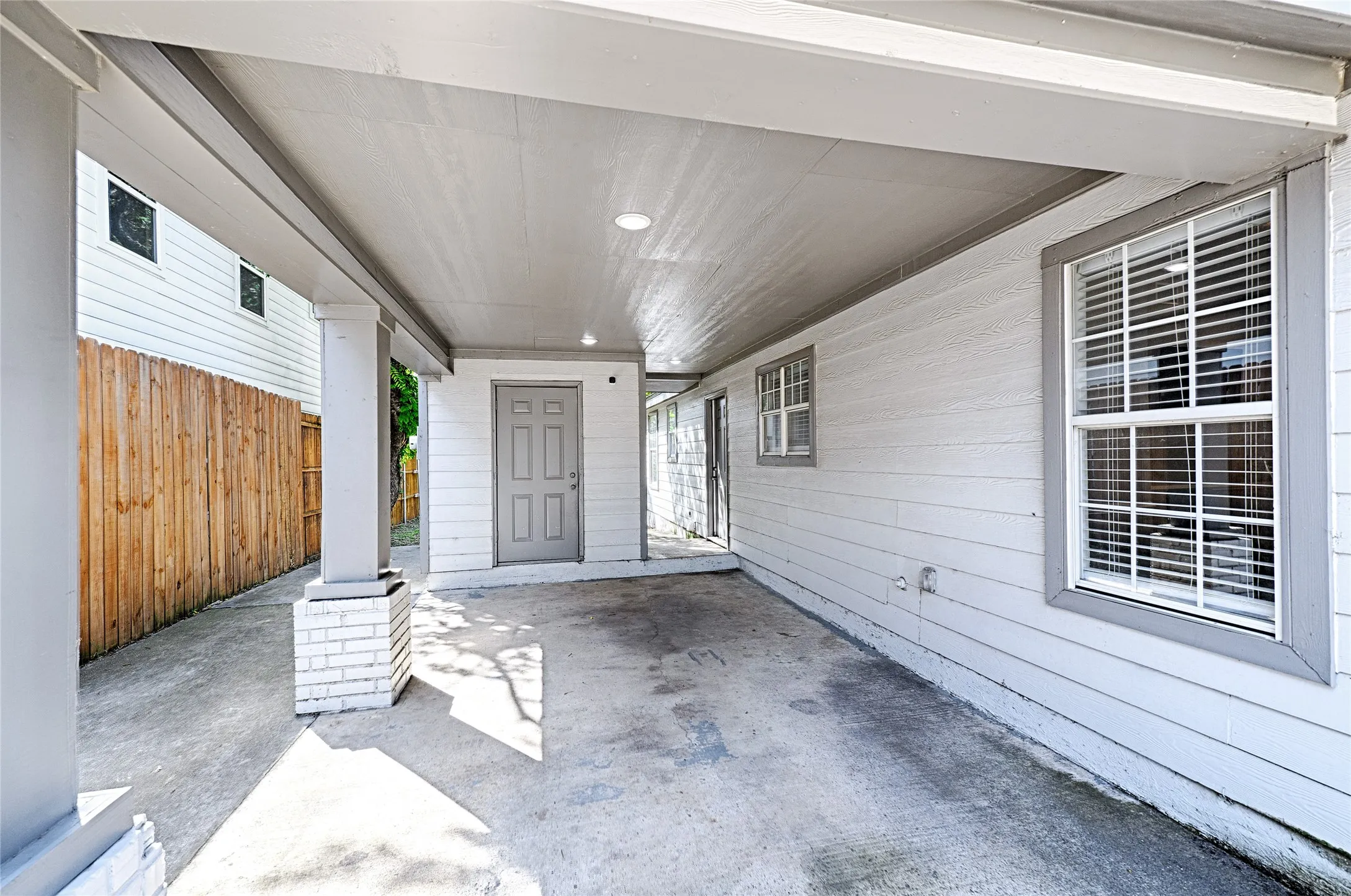 Single Family Residence For Sale in Dallas County , 2604 Birmingham Avenue, Dallas, Texas 75215, 3 Bedroom, 2 Bathroom, Garage spaces, 1,196 Sqft, built in 1998, mls#21229311, Real Estate Agent in Dallas, Homes For Sale in Dallas county, Homes For Sale in Dallas, Realtor in Dallas Texas, Real Estate Brokerage Independent Realty Texas, Luminita Cordes Realtor