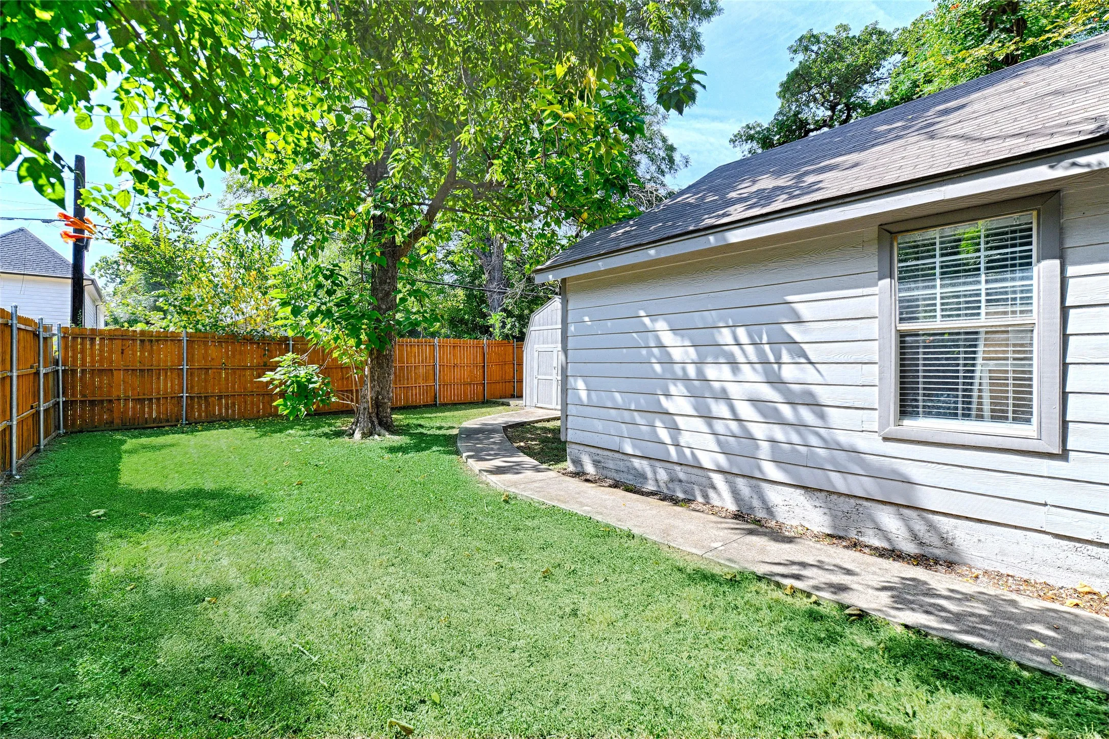Single Family Residence For Sale in Dallas County , 2604 Birmingham Avenue, Dallas, Texas 75215, 3 Bedroom, 2 Bathroom, Garage spaces, 1,196 Sqft, built in 1998, mls#21229311, Real Estate Agent in Dallas, Homes For Sale in Dallas county, Homes For Sale in Dallas, Realtor in Dallas Texas, Real Estate Brokerage Independent Realty Texas, Luminita Cordes Realtor