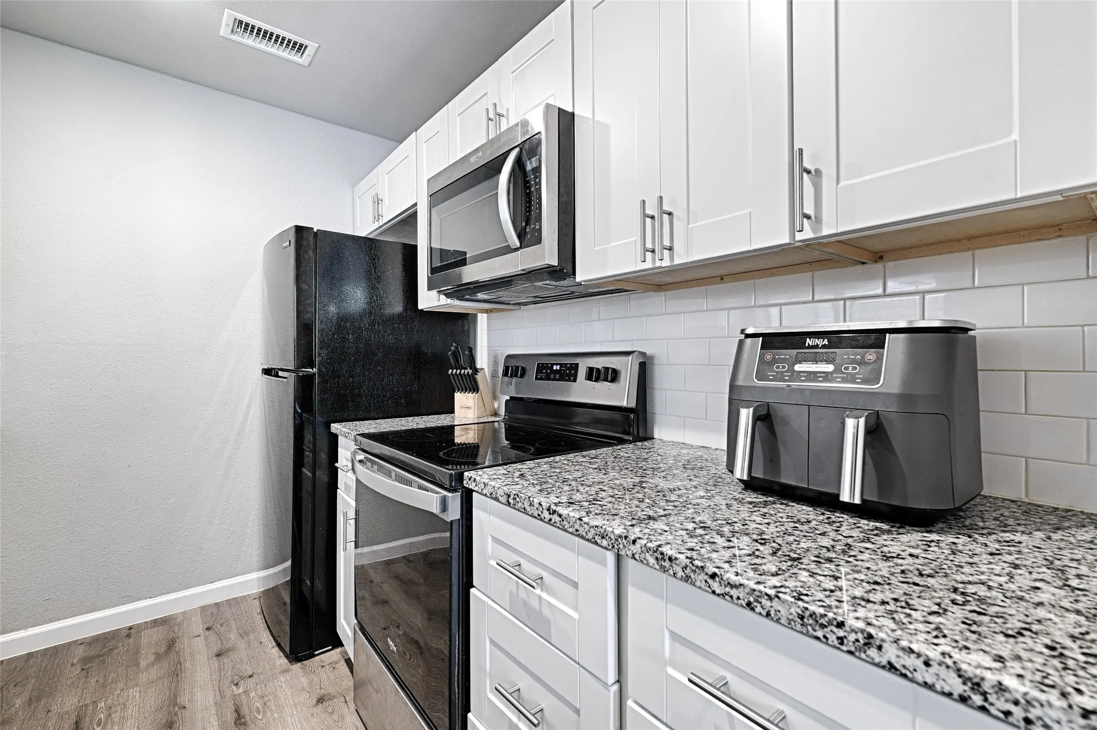 Single Family Residence For Sale in Dallas County , 2604 Birmingham Avenue, Dallas, Texas 75215, 3 Bedroom, 2 Bathroom, Garage spaces, 1,196 Sqft, built in 1998, mls#21229311, Real Estate Agent in Dallas, Homes For Sale in Dallas county, Homes For Sale in Dallas, Realtor in Dallas Texas, Real Estate Brokerage Independent Realty Texas, Luminita Cordes Realtor