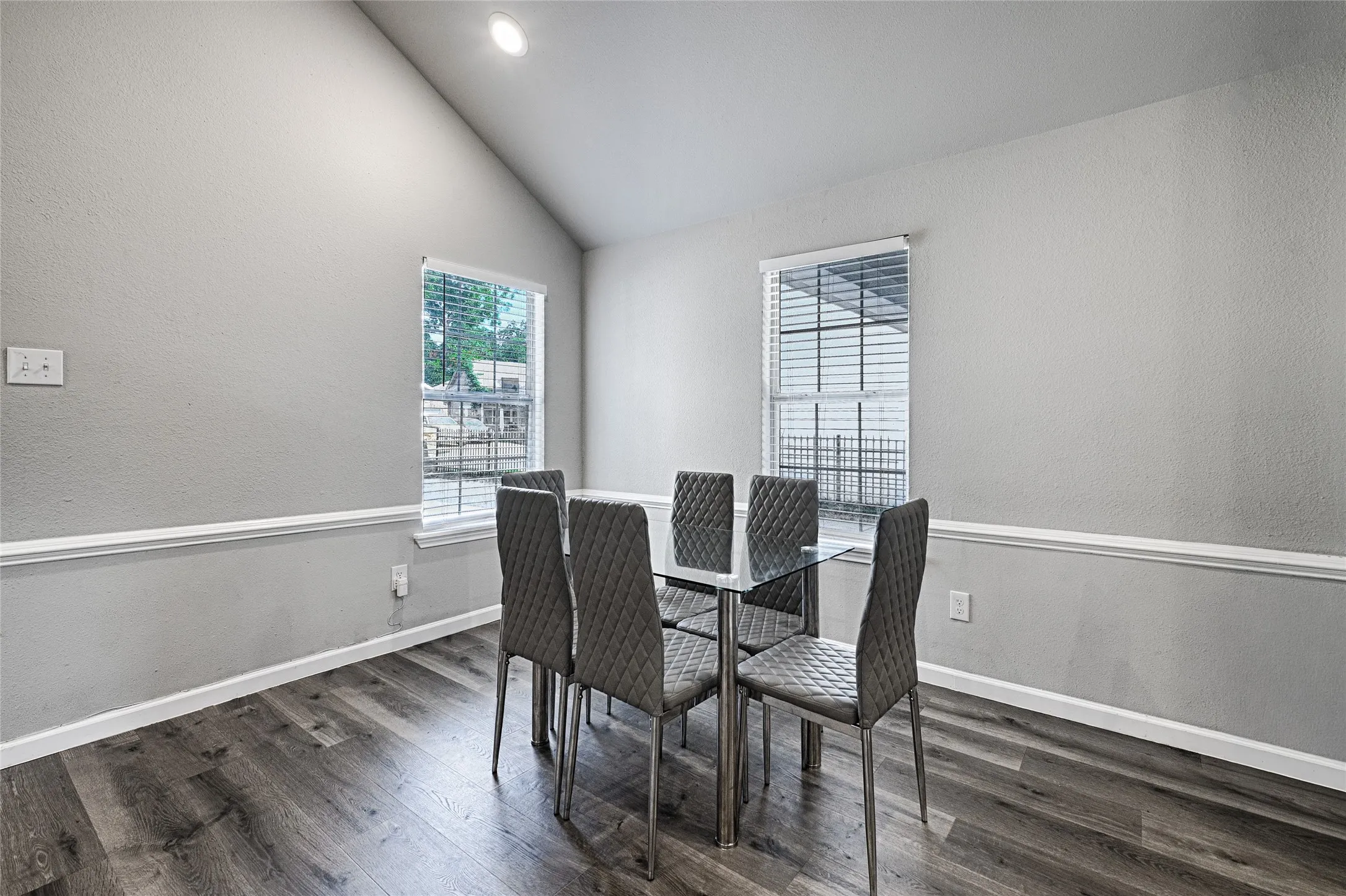 Single Family Residence For Sale in Dallas County , 2604 Birmingham Avenue, Dallas, Texas 75215, 3 Bedroom, 2 Bathroom, Garage spaces, 1,196 Sqft, built in 1998, mls#21229311, Real Estate Agent in Dallas, Homes For Sale in Dallas county, Homes For Sale in Dallas, Realtor in Dallas Texas, Real Estate Brokerage Independent Realty Texas, Luminita Cordes Realtor