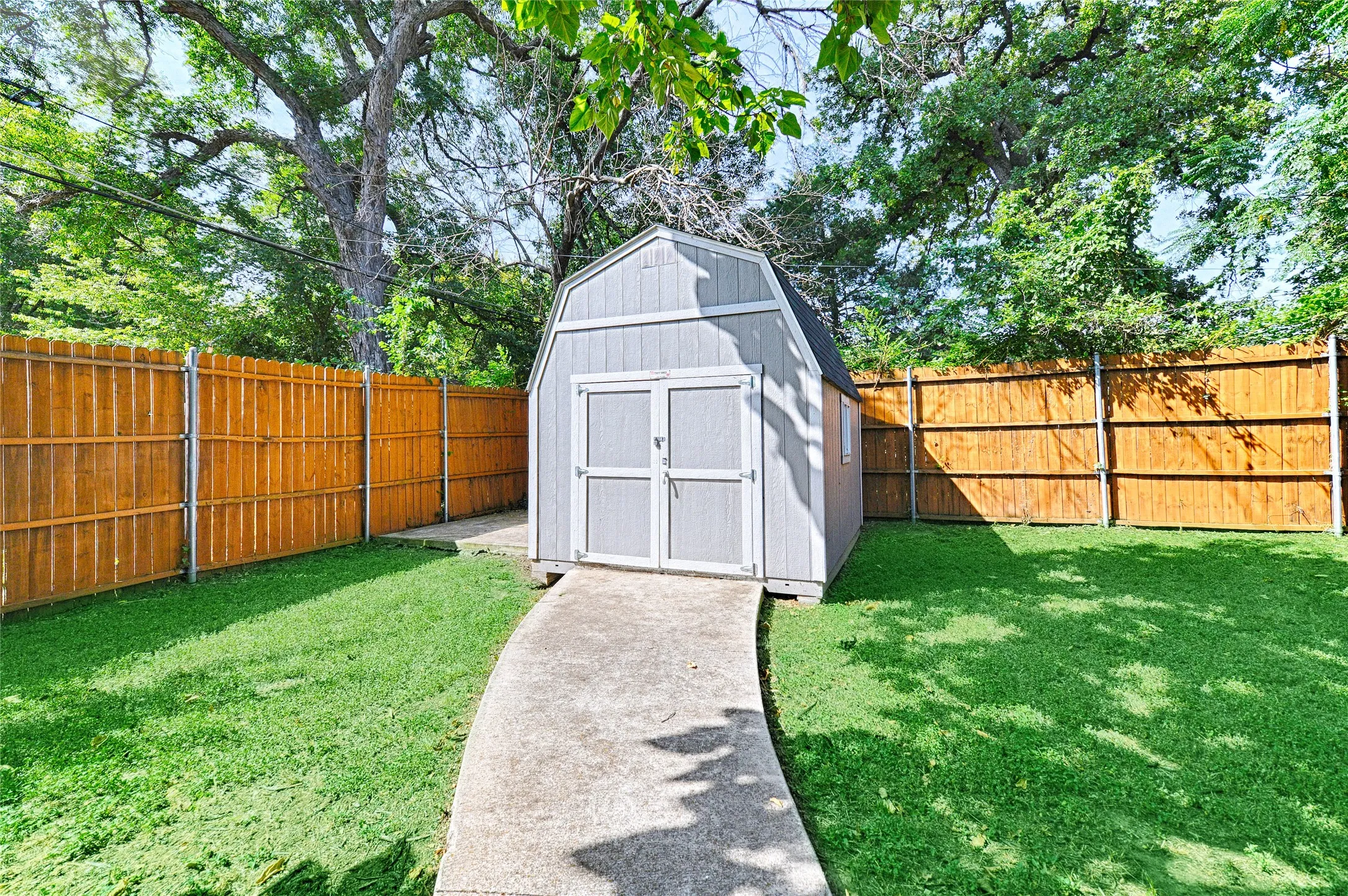 Single Family Residence For Sale in Dallas County , 2604 Birmingham Avenue, Dallas, Texas 75215, 3 Bedroom, 2 Bathroom, Garage spaces, 1,196 Sqft, built in 1998, mls#21229311, Real Estate Agent in Dallas, Homes For Sale in Dallas county, Homes For Sale in Dallas, Realtor in Dallas Texas, Real Estate Brokerage Independent Realty Texas, Luminita Cordes Realtor