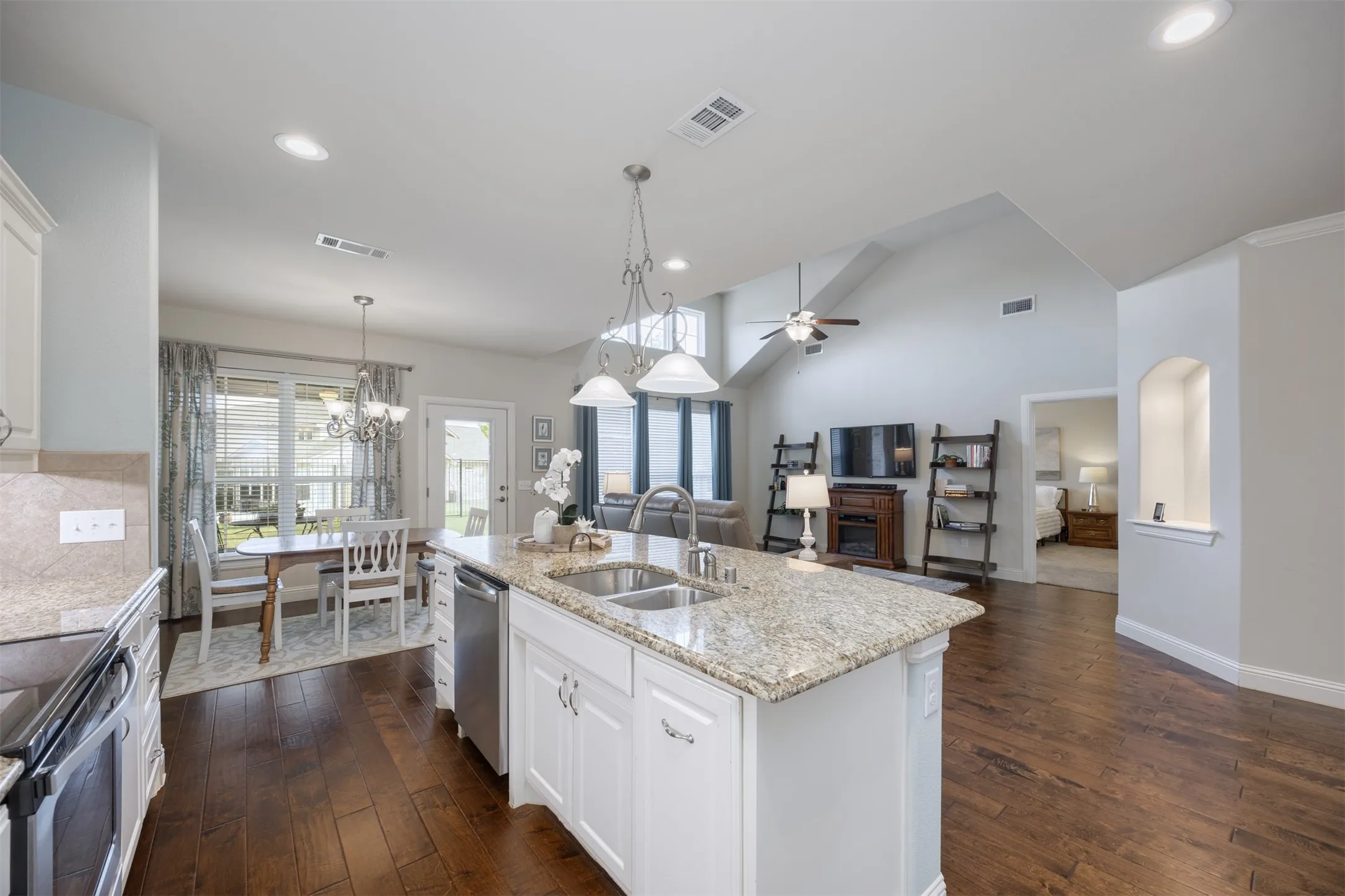 Single Family Residence For Sale in Collin County , 205 Terra Verde Lane, Mc Kinney, Texas 75069, 2 Bedroom, 2 Bathroom, 2 Garage spaces, 1,498 Sqft, built in 2013, Preowned, mls#21230518, Real Estate Agent in Mc Kinney, Homes For Sale in Collin county, Homes For Sale in Mc Kinney, Realtor in Mc Kinney Texas, Real Estate Brokerage Independent Realty Texas, Luminita Cordes Realtor