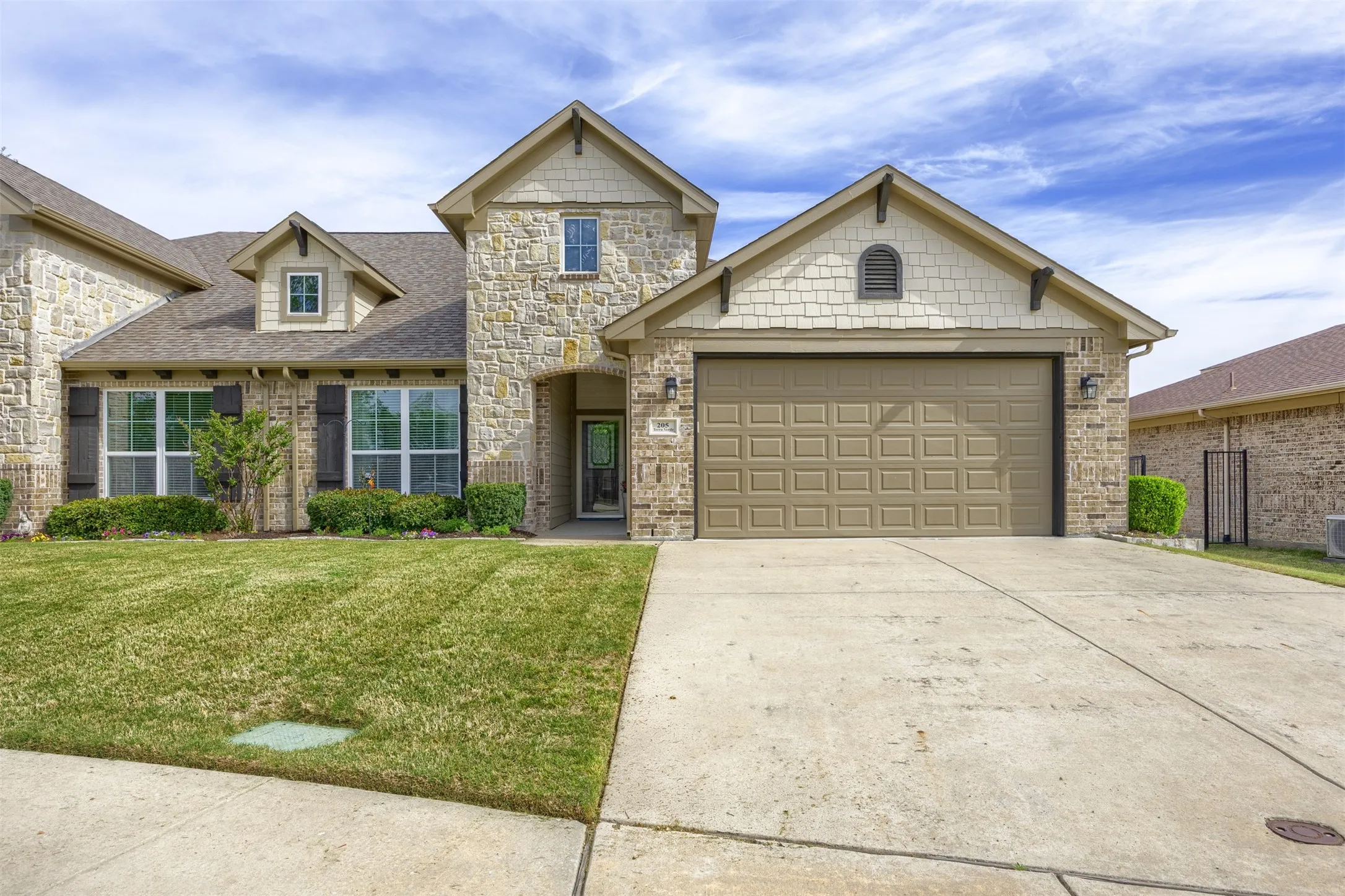Single Family Residence For Sale in Collin County , 205 Terra Verde Lane, Mc Kinney, Texas 75069, 2 Bedroom, 2 Bathroom, 2 Garage spaces, 1,498 Sqft, built in 2013, Preowned, mls#21230518, Real Estate Agent in Mc Kinney, Homes For Sale in Collin county, Homes For Sale in Mc Kinney, Realtor in Mc Kinney Texas, Real Estate Brokerage Independent Realty Texas, Luminita Cordes Realtor