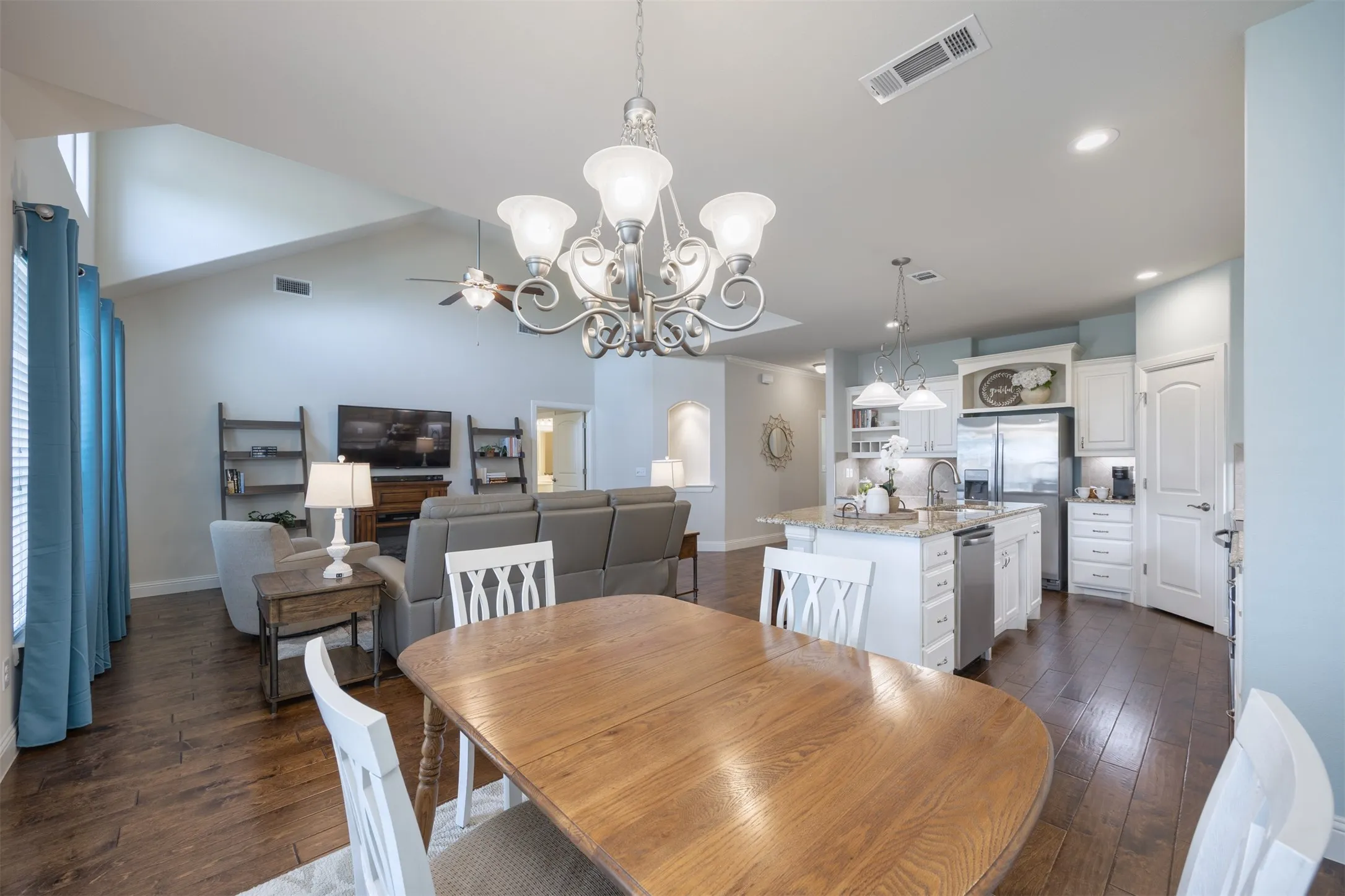 Single Family Residence For Sale in Collin County , 205 Terra Verde Lane, Mc Kinney, Texas 75069, 2 Bedroom, 2 Bathroom, 2 Garage spaces, 1,498 Sqft, built in 2013, Preowned, mls#21230518, Real Estate Agent in Mc Kinney, Homes For Sale in Collin county, Homes For Sale in Mc Kinney, Realtor in Mc Kinney Texas, Real Estate Brokerage Independent Realty Texas, Luminita Cordes Realtor