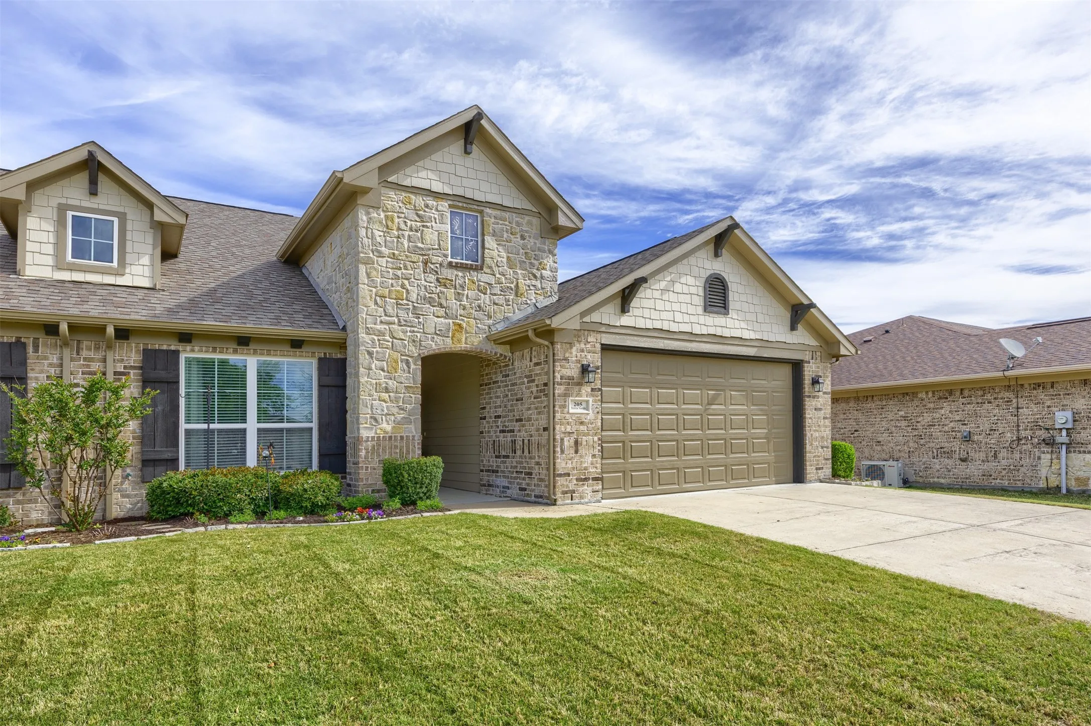 Single Family Residence For Sale in Collin County , 205 Terra Verde Lane, Mc Kinney, Texas 75069, 2 Bedroom, 2 Bathroom, 2 Garage spaces, 1,498 Sqft, built in 2013, Preowned, mls#21230518, Real Estate Agent in Mc Kinney, Homes For Sale in Collin county, Homes For Sale in Mc Kinney, Realtor in Mc Kinney Texas, Real Estate Brokerage Independent Realty Texas, Luminita Cordes Realtor