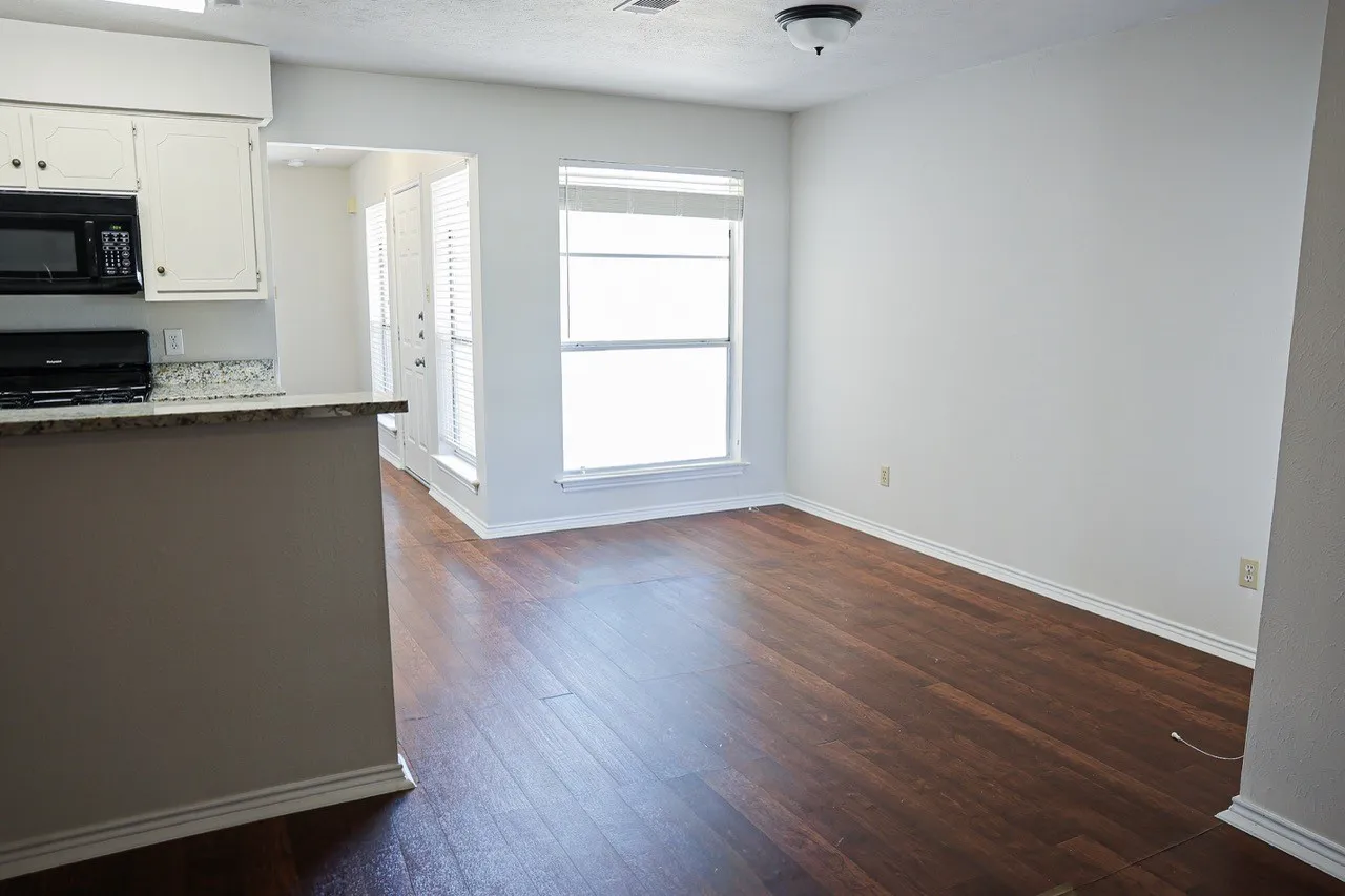 Duplex For Rent in Denton County , 1302 Crescent Street, Denton, Texas 76201, 2 Bedroom, 2 Bathroom, Garage spaces, 1,266 Sqft, built in 1980, Preowned, mls#21235231, Real Estate Agent in Denton, Homes For Rent in Denton county, Homes For Rent in Denton, Realtor in Denton Texas, Real Estate Brokerage Independent Realty Texas, Luminita Cordes Realtor