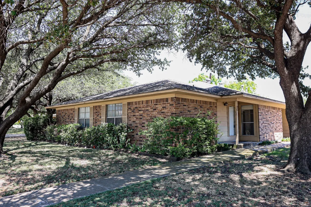 Duplex For Rent in Denton County , 1302 Crescent Street, Denton, Texas 76201, 2 Bedroom, 2 Bathroom, Garage spaces, 1,266 Sqft, built in 1980, Preowned, mls#21235231, Real Estate Agent in Denton, Homes For Rent in Denton county, Homes For Rent in Denton, Realtor in Denton Texas, Real Estate Brokerage Independent Realty Texas, Luminita Cordes Realtor