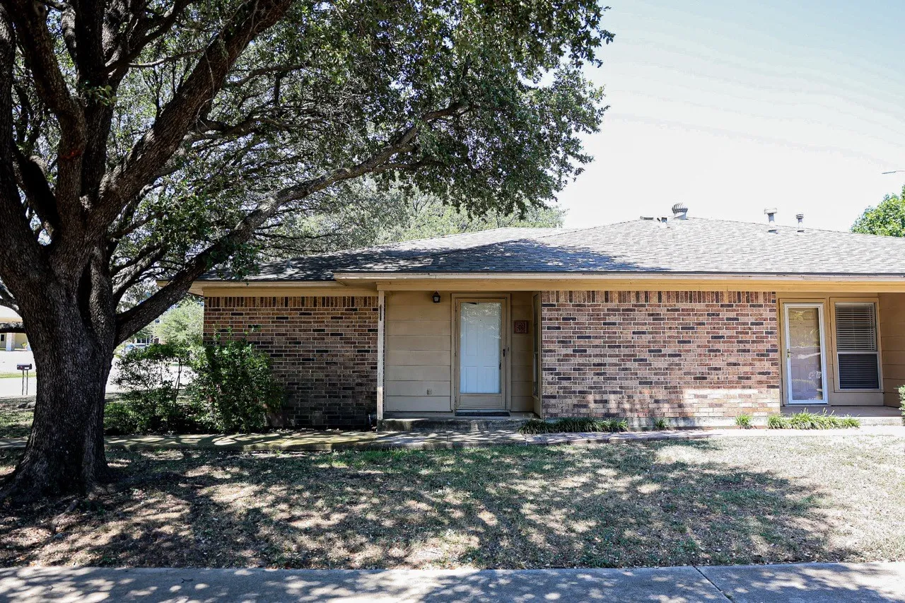 Duplex For Rent in Denton County , 1302 Crescent Street, Denton, Texas 76201, 2 Bedroom, 2 Bathroom, Garage spaces, 1,266 Sqft, built in 1980, Preowned, mls#21235231, Real Estate Agent in Denton, Homes For Rent in Denton county, Homes For Rent in Denton, Realtor in Denton Texas, Real Estate Brokerage Independent Realty Texas, Luminita Cordes Realtor