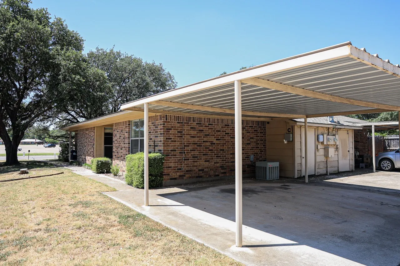 Duplex For Rent in Denton County , 1302 Crescent Street, Denton, Texas 76201, 2 Bedroom, 2 Bathroom, Garage spaces, 1,266 Sqft, built in 1980, Preowned, mls#21235231, Real Estate Agent in Denton, Homes For Rent in Denton county, Homes For Rent in Denton, Realtor in Denton Texas, Real Estate Brokerage Independent Realty Texas, Luminita Cordes Realtor