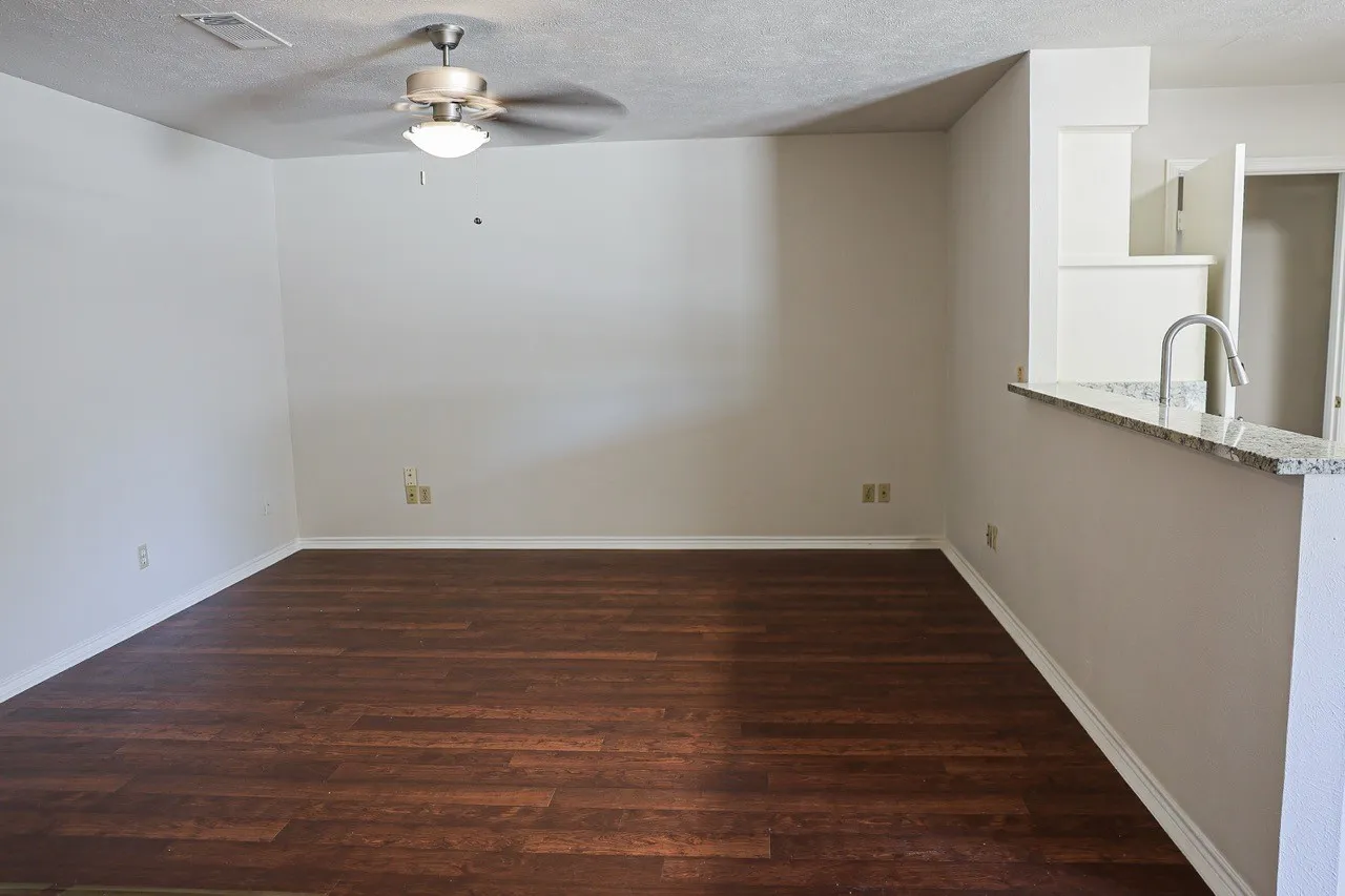 Duplex For Rent in Denton County , 1302 Crescent Street, Denton, Texas 76201, 2 Bedroom, 2 Bathroom, Garage spaces, 1,266 Sqft, built in 1980, Preowned, mls#21235231, Real Estate Agent in Denton, Homes For Rent in Denton county, Homes For Rent in Denton, Realtor in Denton Texas, Real Estate Brokerage Independent Realty Texas, Luminita Cordes Realtor