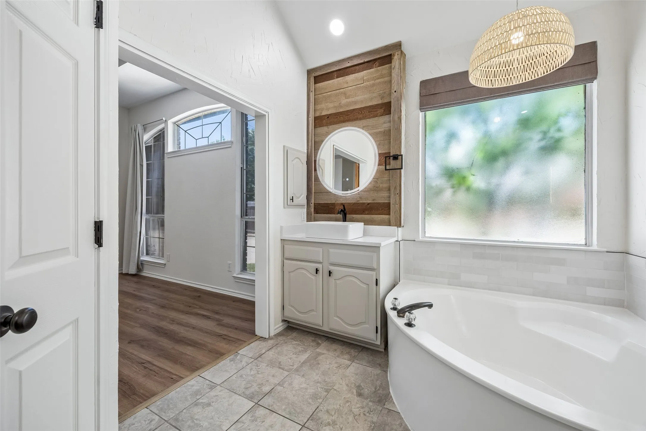Single Family Residence For Sale in Tarrant County , 1606 Sarah Brooks Drive, Keller, Texas 76248, 4 Bedroom, 2 Bathroom, 3 Garage spaces, 2,385 Sqft, built in 1994, Preowned, mls#21229408, Real Estate Agent in Keller, Homes For Sale in Tarrant county, Homes For Sale in Keller, Realtor in Keller Texas, Real Estate Brokerage Independent Realty Texas, Luminita Cordes Realtor