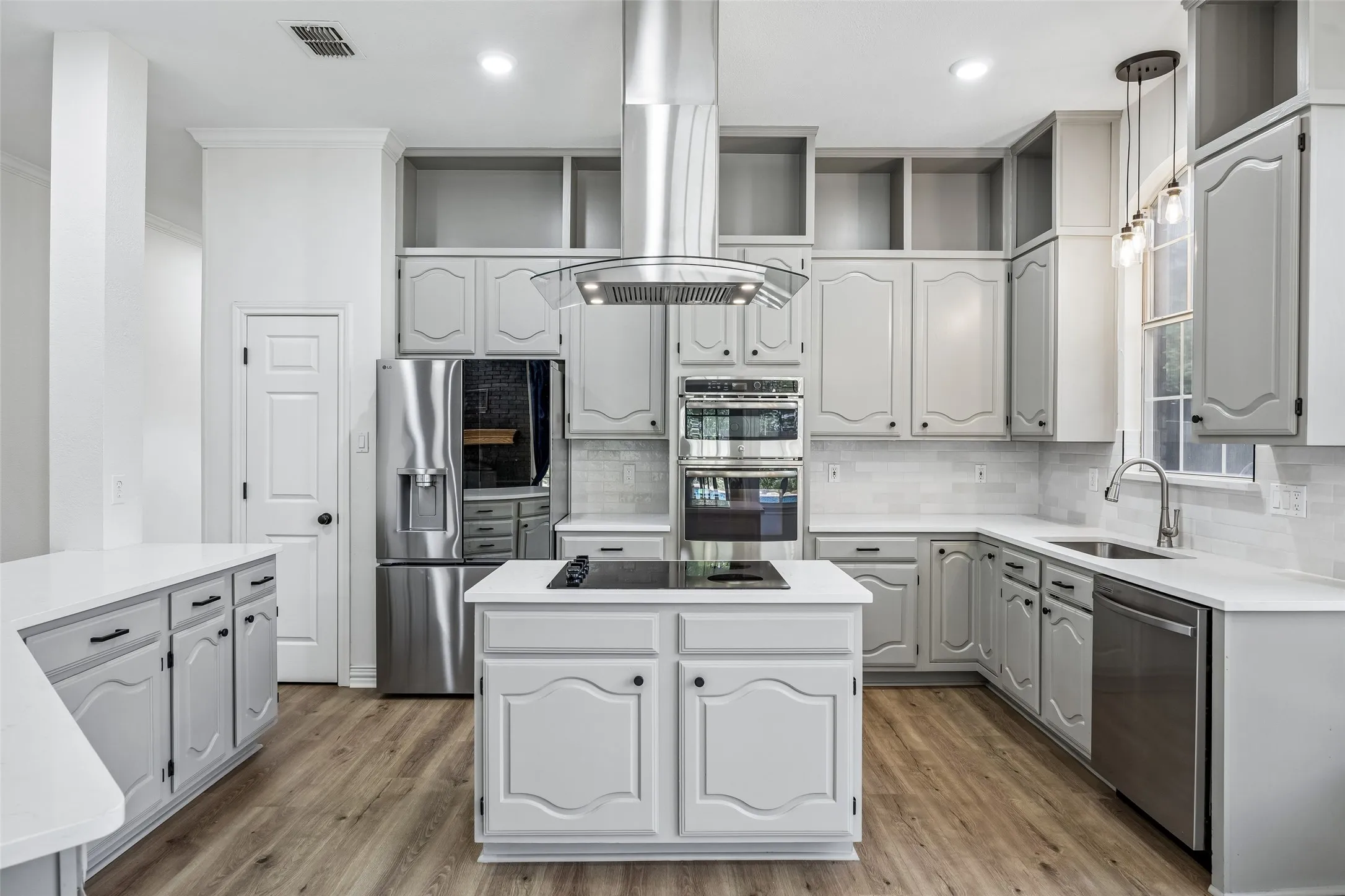 Single Family Residence For Sale in Tarrant County , 1606 Sarah Brooks Drive, Keller, Texas 76248, 4 Bedroom, 2 Bathroom, 3 Garage spaces, 2,385 Sqft, built in 1994, Preowned, mls#21229408, Real Estate Agent in Keller, Homes For Sale in Tarrant county, Homes For Sale in Keller, Realtor in Keller Texas, Real Estate Brokerage Independent Realty Texas, Luminita Cordes Realtor