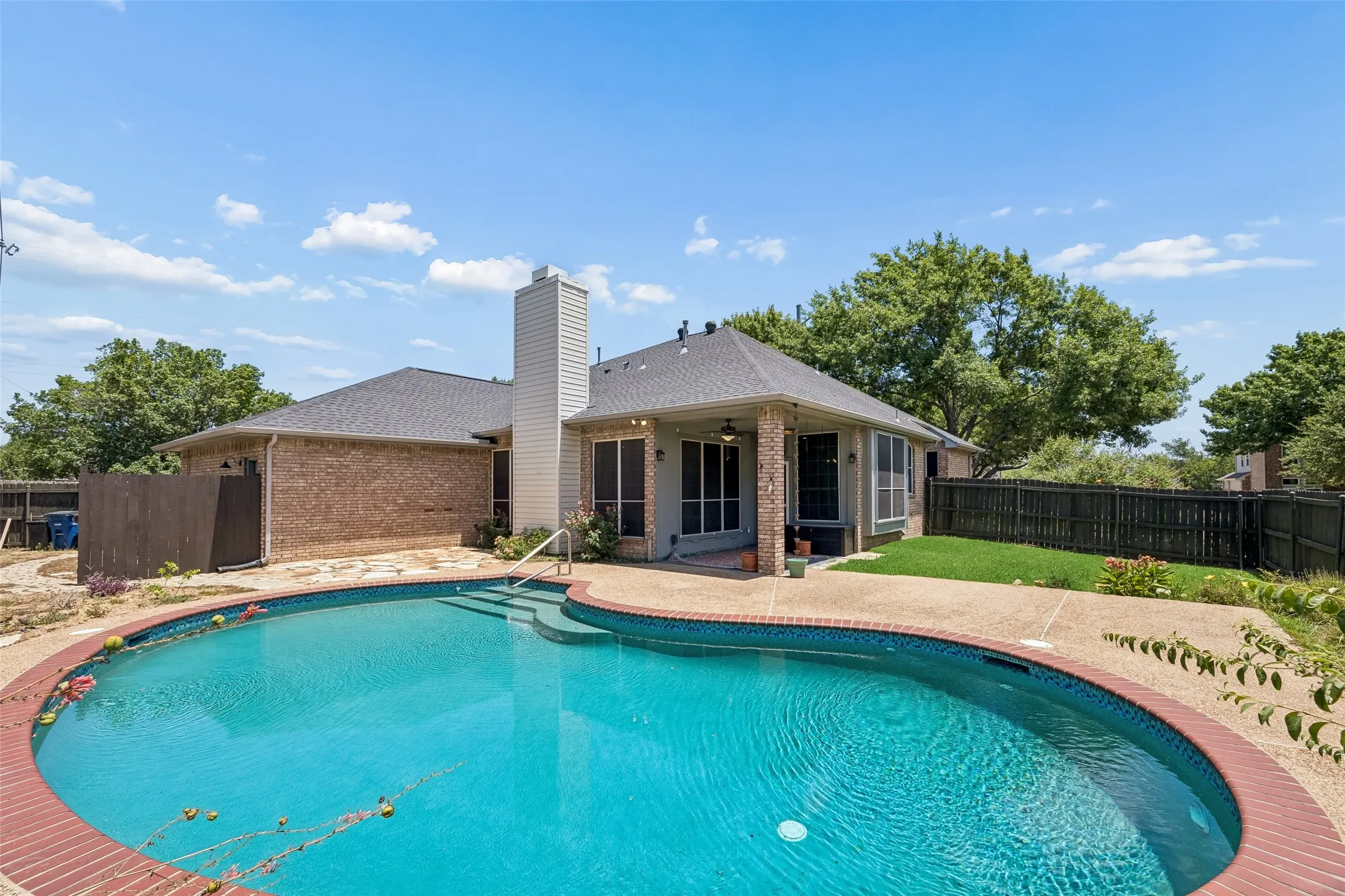 Single Family Residence For Sale in Tarrant County , 1606 Sarah Brooks Drive, Keller, Texas 76248, 4 Bedroom, 2 Bathroom, 3 Garage spaces, 2,385 Sqft, built in 1994, Preowned, mls#21229408, Real Estate Agent in Keller, Homes For Sale in Tarrant county, Homes For Sale in Keller, Realtor in Keller Texas, Real Estate Brokerage Independent Realty Texas, Luminita Cordes Realtor