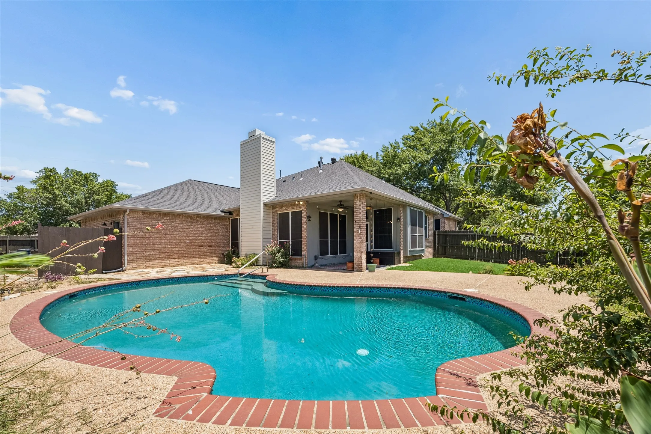 Single Family Residence For Sale in Tarrant County , 1606 Sarah Brooks Drive, Keller, Texas 76248, 4 Bedroom, 2 Bathroom, 3 Garage spaces, 2,385 Sqft, built in 1994, Preowned, mls#21229408, Real Estate Agent in Keller, Homes For Sale in Tarrant county, Homes For Sale in Keller, Realtor in Keller Texas, Real Estate Brokerage Independent Realty Texas, Luminita Cordes Realtor