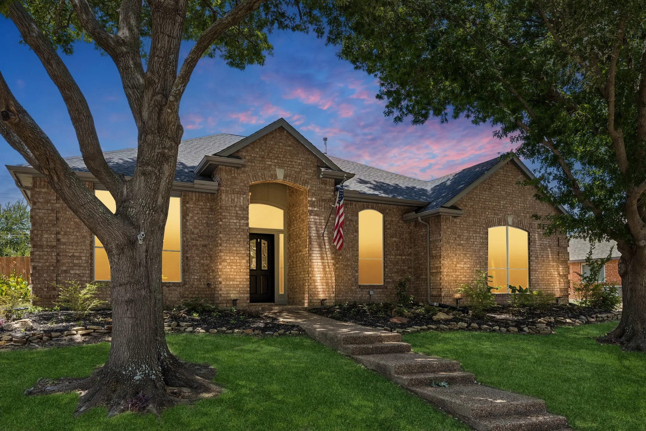 Single Family Residence For Sale in Tarrant County , 1606 Sarah Brooks Drive, Keller, Texas 76248, 4 Bedroom, 2 Bathroom, 3 Garage spaces, 2,385 Sqft, built in 1994, Preowned, mls#21229408, Real Estate Agent in Keller, Homes For Sale in Tarrant county, Homes For Sale in Keller, Realtor in Keller Texas, Real Estate Brokerage Independent Realty Texas, Luminita Cordes Realtor