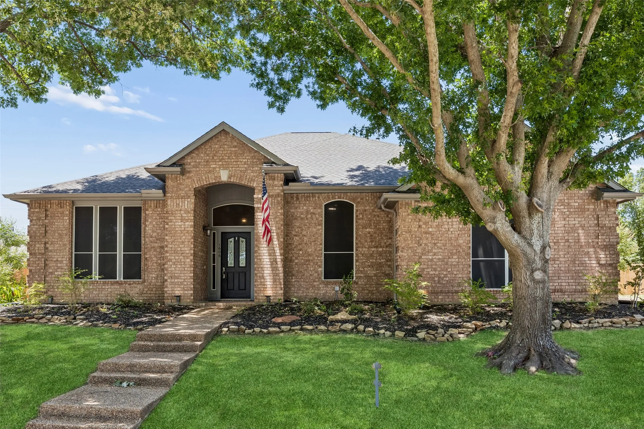 Single Family Residence For Sale in Tarrant County , 1606 Sarah Brooks Drive, Keller, Texas 76248, 4 Bedroom, 2 Bathroom, 3 Garage spaces, 2,385 Sqft, built in 1994, Preowned, mls#21229408, Real Estate Agent in Keller, Homes For Sale in Tarrant county, Homes For Sale in Keller, Realtor in Keller Texas, Real Estate Brokerage Independent Realty Texas, Luminita Cordes Realtor