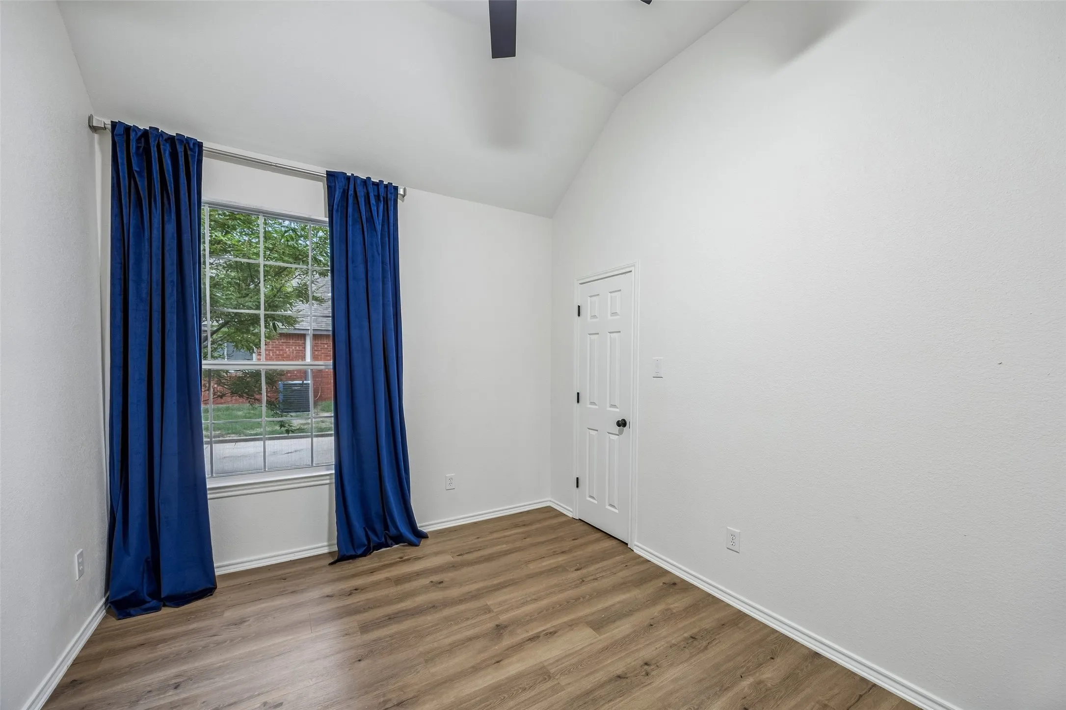 Single Family Residence For Sale in Tarrant County , 1606 Sarah Brooks Drive, Keller, Texas 76248, 4 Bedroom, 2 Bathroom, 3 Garage spaces, 2,385 Sqft, built in 1994, Preowned, mls#21229408, Real Estate Agent in Keller, Homes For Sale in Tarrant county, Homes For Sale in Keller, Realtor in Keller Texas, Real Estate Brokerage Independent Realty Texas, Luminita Cordes Realtor