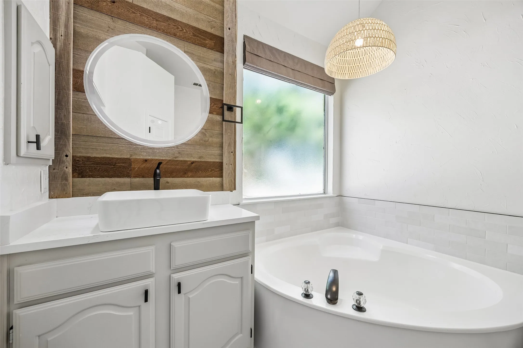Single Family Residence For Sale in Tarrant County , 1606 Sarah Brooks Drive, Keller, Texas 76248, 4 Bedroom, 2 Bathroom, 3 Garage spaces, 2,385 Sqft, built in 1994, Preowned, mls#21229408, Real Estate Agent in Keller, Homes For Sale in Tarrant county, Homes For Sale in Keller, Realtor in Keller Texas, Real Estate Brokerage Independent Realty Texas, Luminita Cordes Realtor