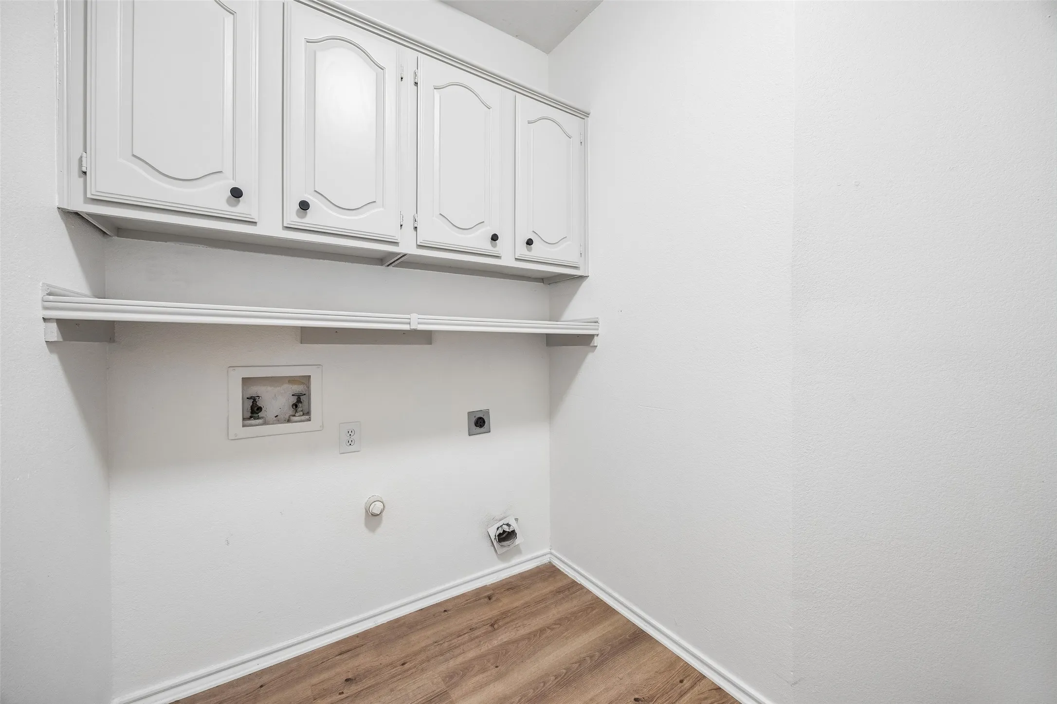 Single Family Residence For Sale in Tarrant County , 1606 Sarah Brooks Drive, Keller, Texas 76248, 4 Bedroom, 2 Bathroom, 3 Garage spaces, 2,385 Sqft, built in 1994, Preowned, mls#21229408, Real Estate Agent in Keller, Homes For Sale in Tarrant county, Homes For Sale in Keller, Realtor in Keller Texas, Real Estate Brokerage Independent Realty Texas, Luminita Cordes Realtor