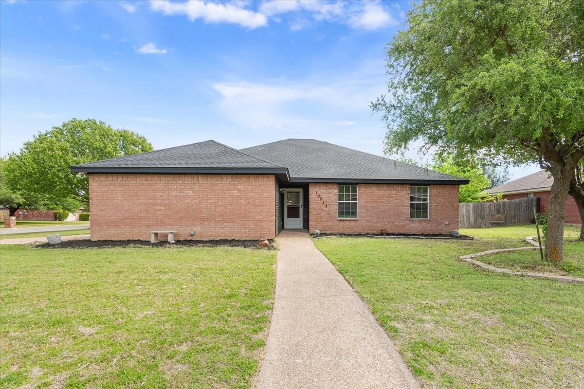 Single Family Residence For Sale in Mc Lennan County , 10817 Lilry Road, Waco, Texas 76708, 4 Bedrooms, 2 Bathrooms, 2 Garage spaces, 1,730 Sqft, built in 2005, Preowned, Price $284,000, mls#21234847, Real Estate Agent in Waco, Homes For Sale in Mc Lennan county, Homes For Sale in Waco, Realtor in Waco Texas, Real Estate Brokerage Independent Realty Texas, Luminita Cordes Realtor