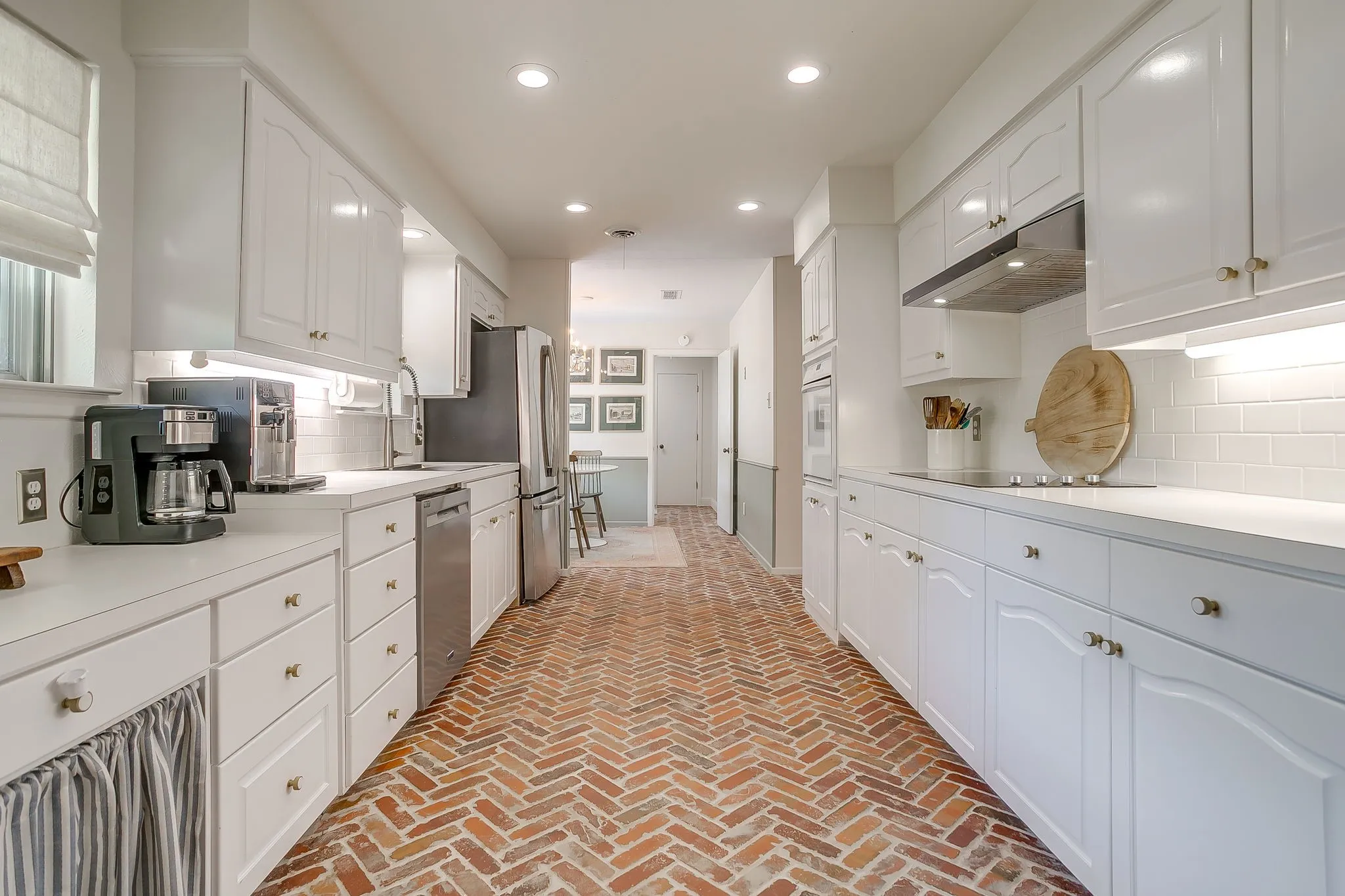 Single Family Residence For Sale in Tarrant County , 3917 Marys Creek Drive, Benbrook, Texas 76116, 3 Bedrooms, 2 Bathrooms, 2 Garage spaces, 1,940 Sqft, built in 1962, Preowned, Price $367,000, mls#21230952, Real Estate Agent in Benbrook, Homes For Sale in Tarrant county, Homes For Sale in Benbrook, Realtor in Benbrook Texas, Real Estate Brokerage Independent Realty Texas, Luminita Cordes Realtor