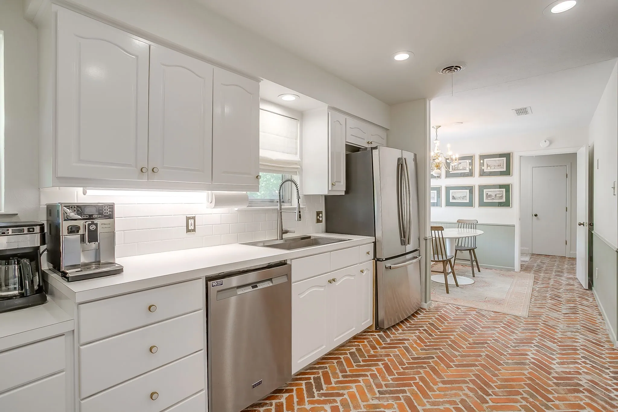 Single Family Residence For Sale in Tarrant County , 3917 Marys Creek Drive, Benbrook, Texas 76116, 3 Bedrooms, 2 Bathrooms, 2 Garage spaces, 1,940 Sqft, built in 1962, Preowned, Price $367,000, mls#21230952, Real Estate Agent in Benbrook, Homes For Sale in Tarrant county, Homes For Sale in Benbrook, Realtor in Benbrook Texas, Real Estate Brokerage Independent Realty Texas, Luminita Cordes Realtor
