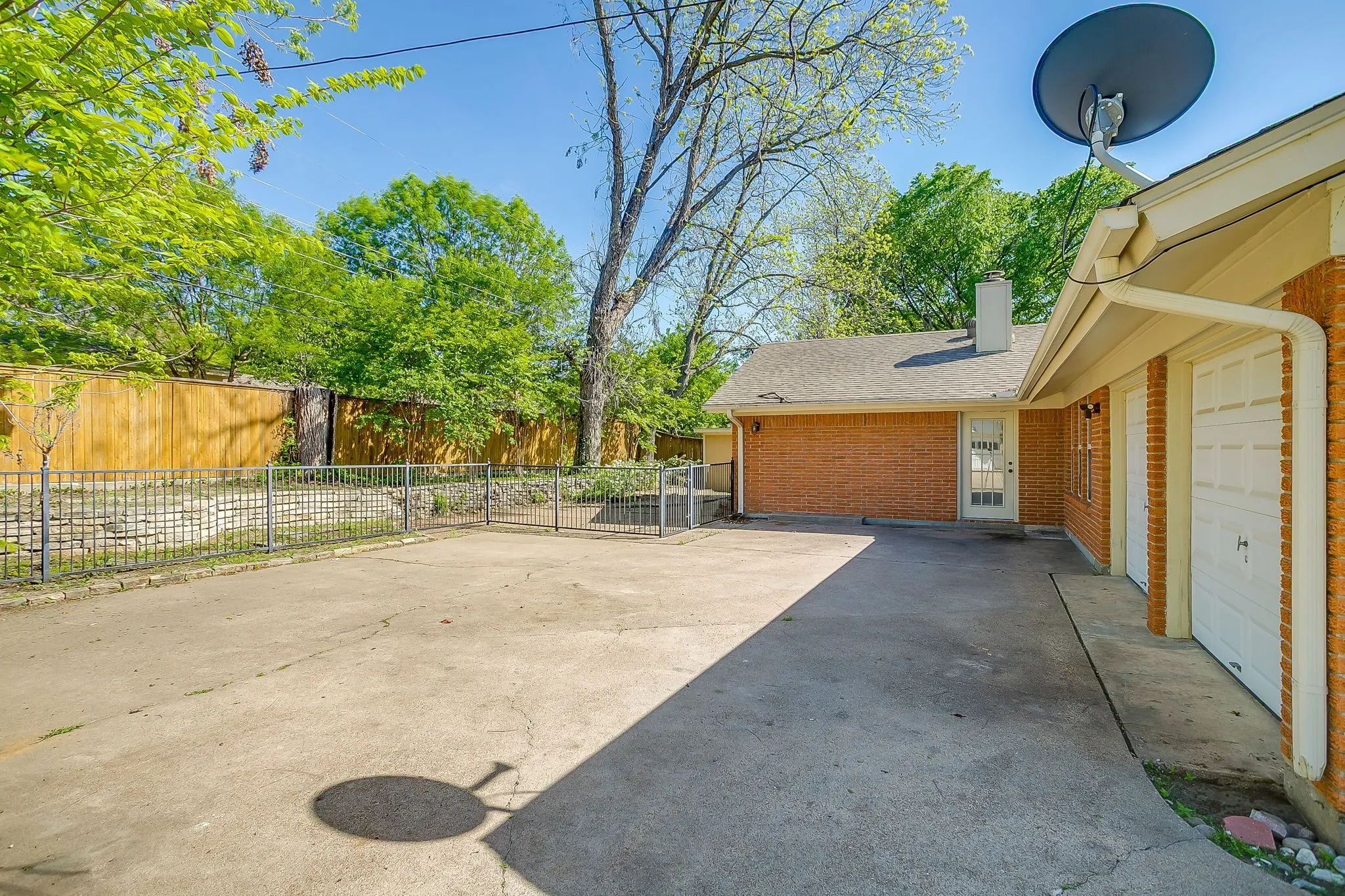 Single Family Residence For Sale in Tarrant County , 3917 Marys Creek Drive, Benbrook, Texas 76116, 3 Bedrooms, 2 Bathrooms, 2 Garage spaces, 1,940 Sqft, built in 1962, Preowned, Price $367,000, mls#21230952, Real Estate Agent in Benbrook, Homes For Sale in Tarrant county, Homes For Sale in Benbrook, Realtor in Benbrook Texas, Real Estate Brokerage Independent Realty Texas, Luminita Cordes Realtor