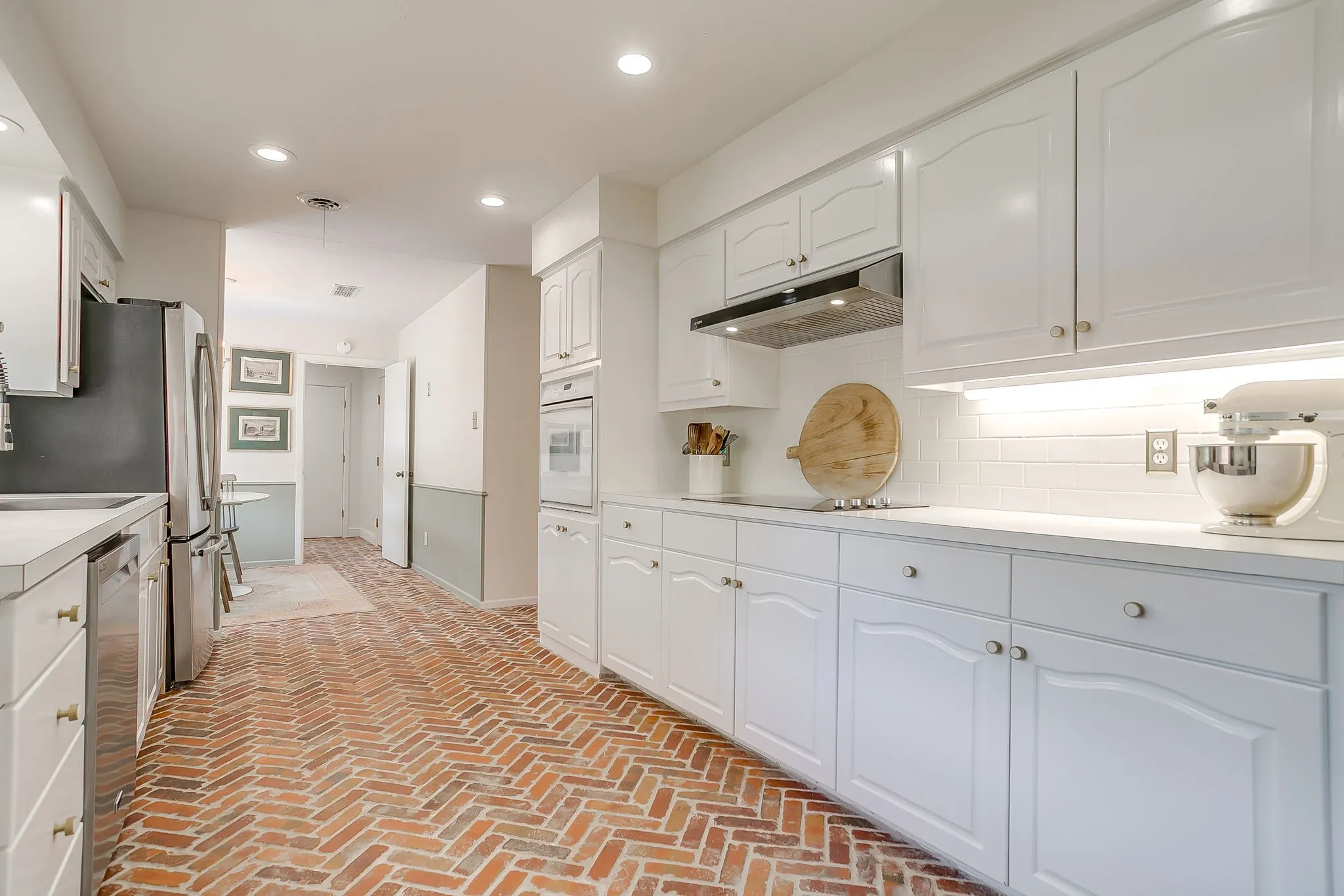 Single Family Residence For Sale in Tarrant County , 3917 Marys Creek Drive, Benbrook, Texas 76116, 3 Bedrooms, 2 Bathrooms, 2 Garage spaces, 1,940 Sqft, built in 1962, Preowned, Price $367,000, mls#21230952, Real Estate Agent in Benbrook, Homes For Sale in Tarrant county, Homes For Sale in Benbrook, Realtor in Benbrook Texas, Real Estate Brokerage Independent Realty Texas, Luminita Cordes Realtor