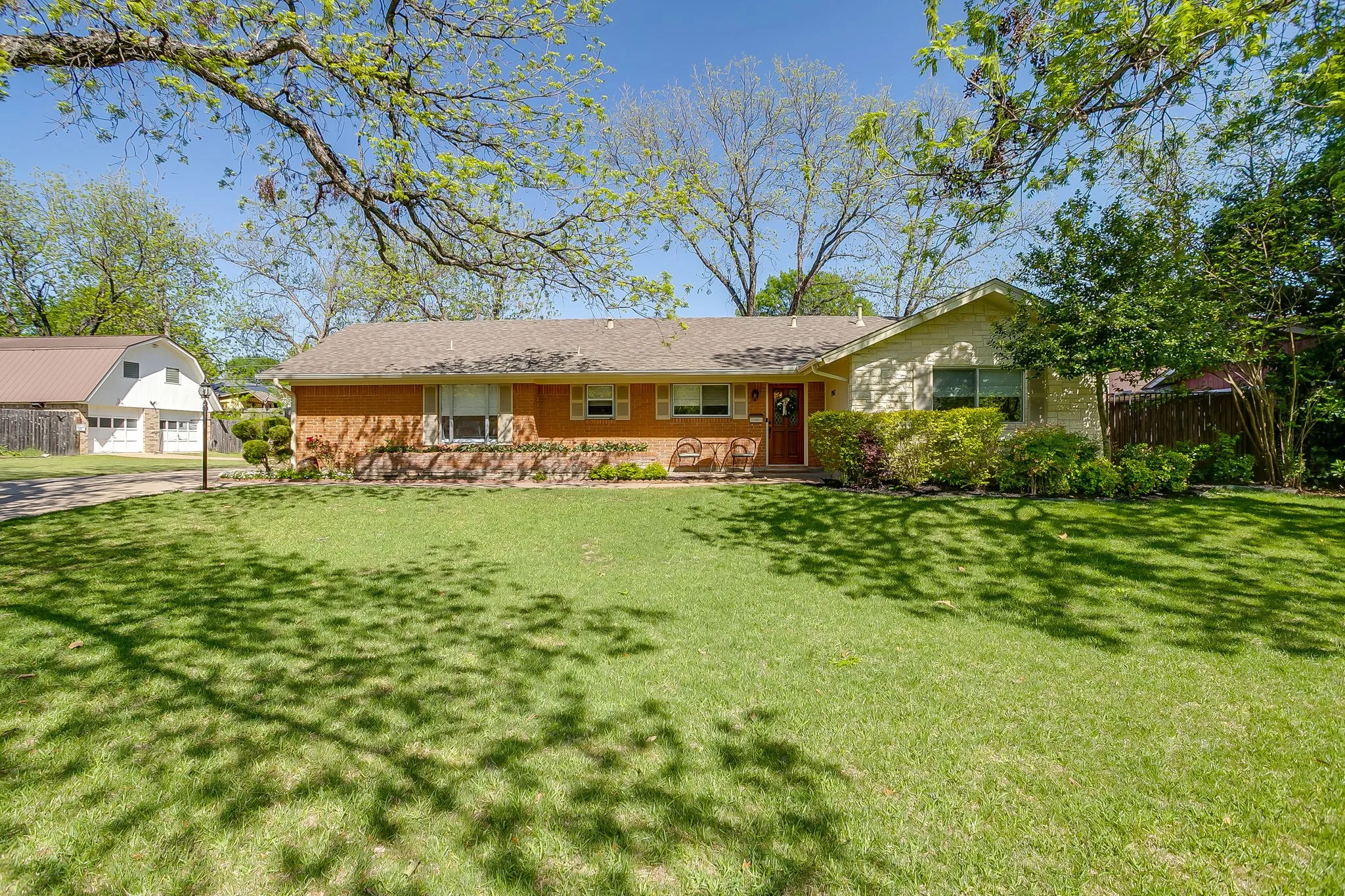 Single Family Residence For Sale in Tarrant County , 3917 Marys Creek Drive, Benbrook, Texas 76116, 3 Bedrooms, 2 Bathrooms, 2 Garage spaces, 1,940 Sqft, built in 1962, Preowned, Price $367,000, mls#21230952, Real Estate Agent in Benbrook, Homes For Sale in Tarrant county, Homes For Sale in Benbrook, Realtor in Benbrook Texas, Real Estate Brokerage Independent Realty Texas, Luminita Cordes Realtor