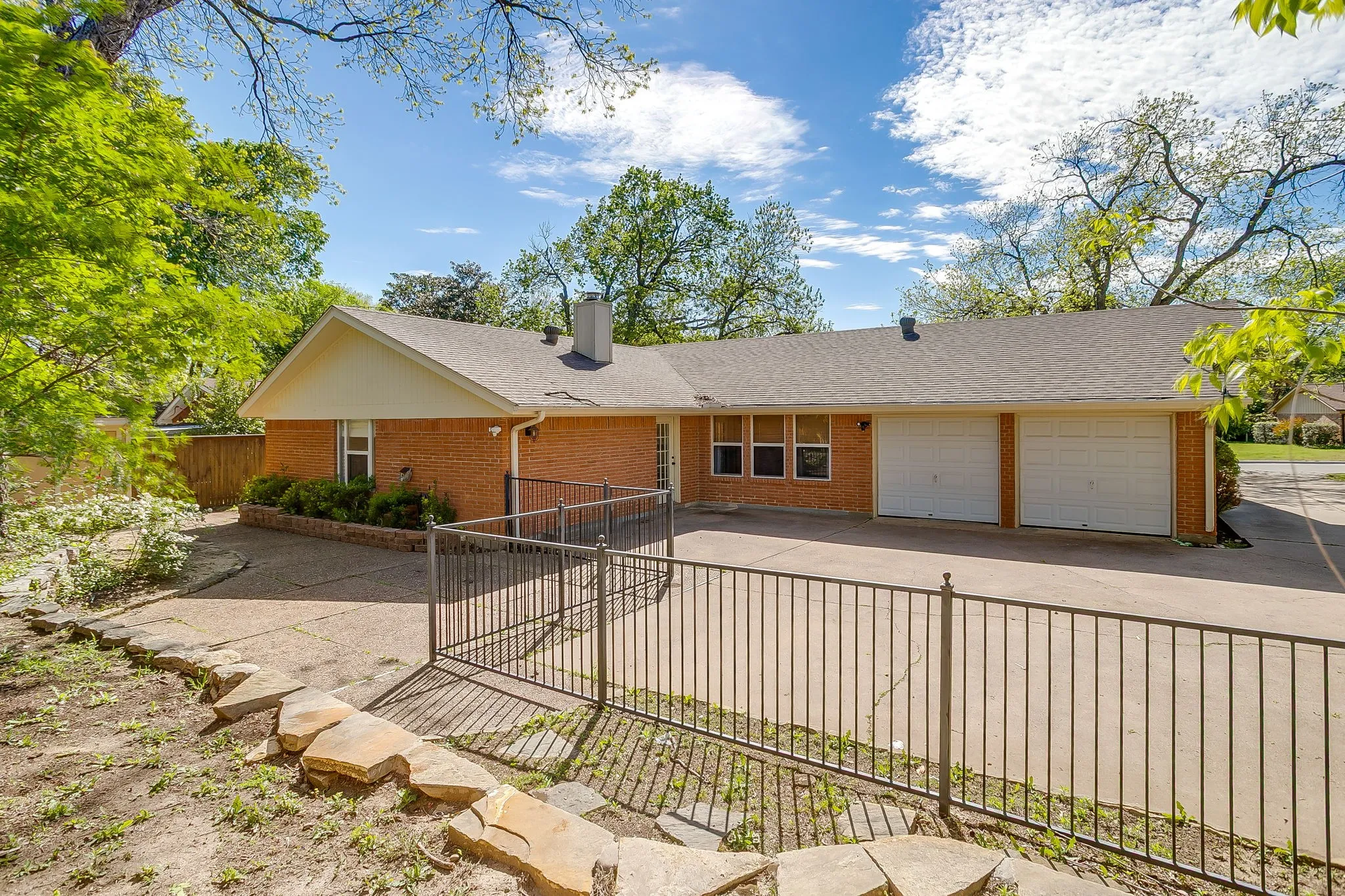 Single Family Residence For Sale in Tarrant County , 3917 Marys Creek Drive, Benbrook, Texas 76116, 3 Bedrooms, 2 Bathrooms, 2 Garage spaces, 1,940 Sqft, built in 1962, Preowned, Price $367,000, mls#21230952, Real Estate Agent in Benbrook, Homes For Sale in Tarrant county, Homes For Sale in Benbrook, Realtor in Benbrook Texas, Real Estate Brokerage Independent Realty Texas, Luminita Cordes Realtor