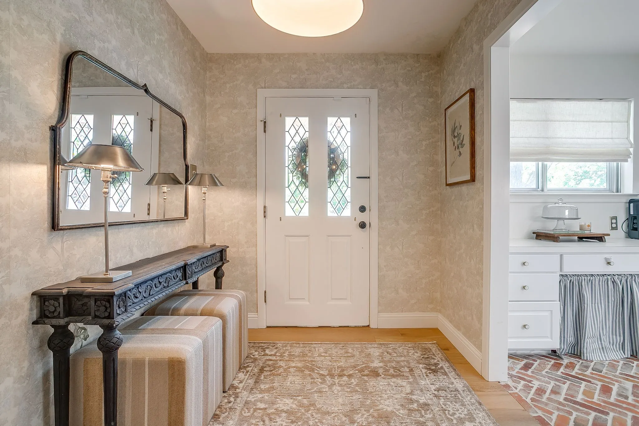 Stunning entry with really pretty wallpaper!