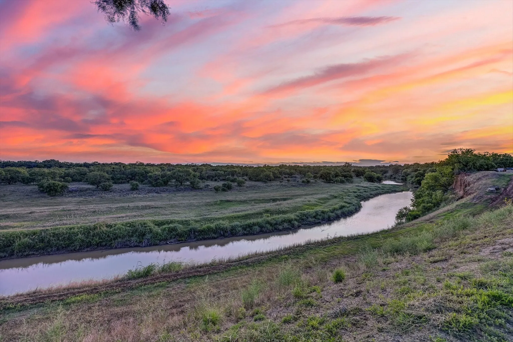 Farm For Sale in Brown County , 18601 CR 214, Brookesmith, Texas 76827, 6 Bedroom, 6 Bathroom, 2 Garage spaces, 5,649 Sqft, built in 2007, Preowned, mls#21201125, Real Estate Agent in Brookesmith, Homes For Sale in Brown county, Homes For Sale in Brookesmith, Realtor in Brookesmith Texas, Real Estate Brokerage Independent Realty Texas, Luminita Cordes Realtor
