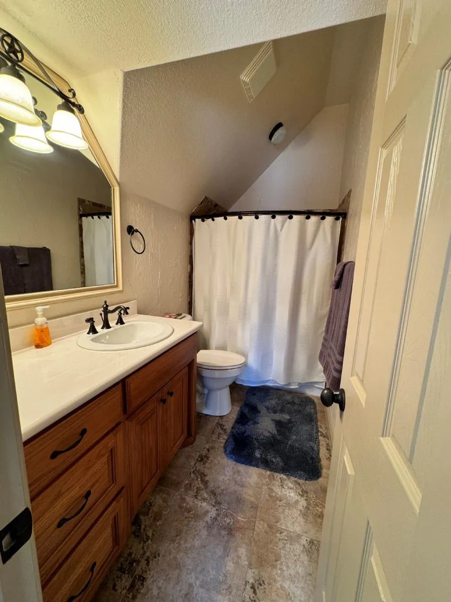 Garage apartment bath