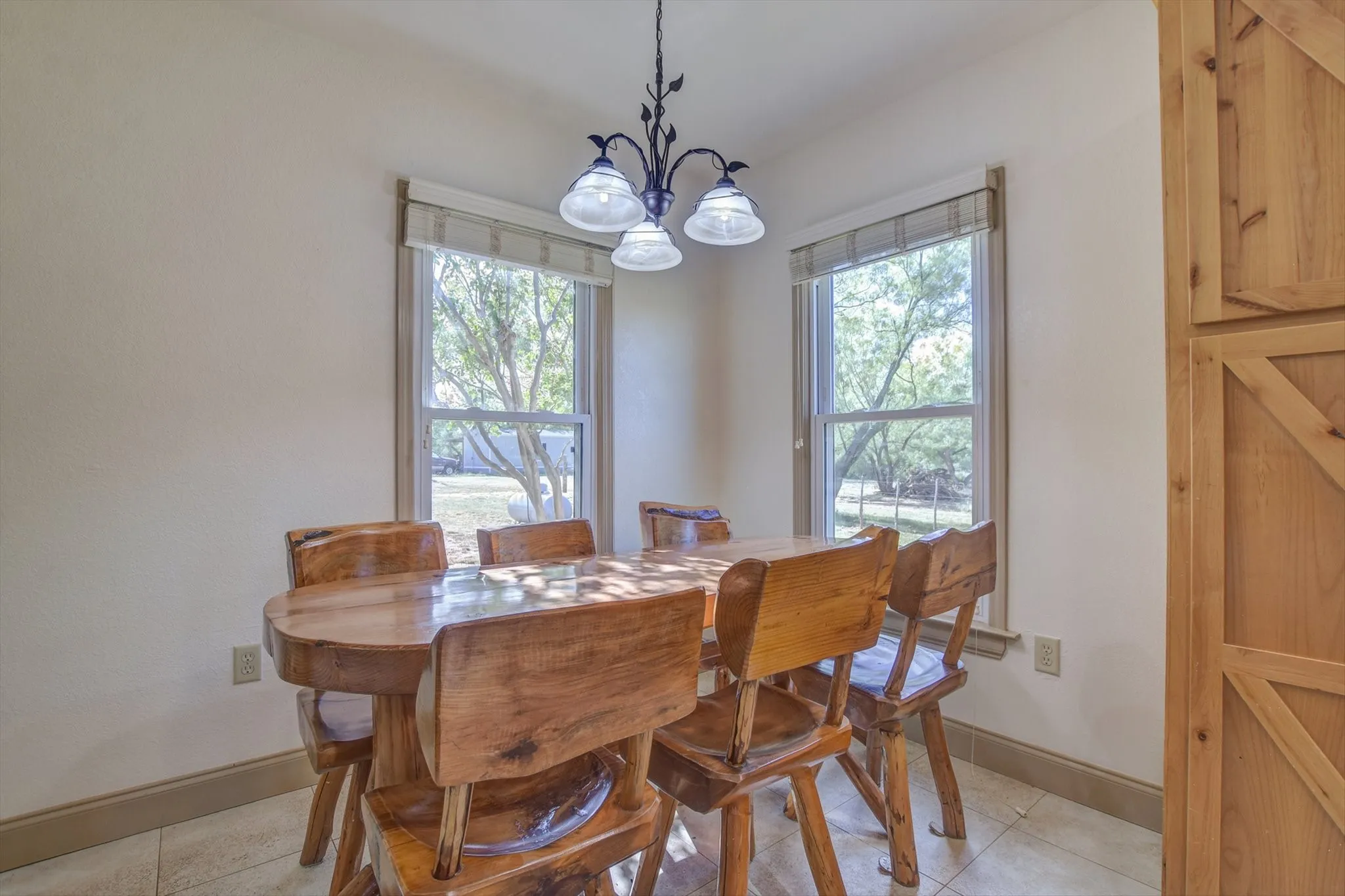 Hunter's cabin breakfast area
