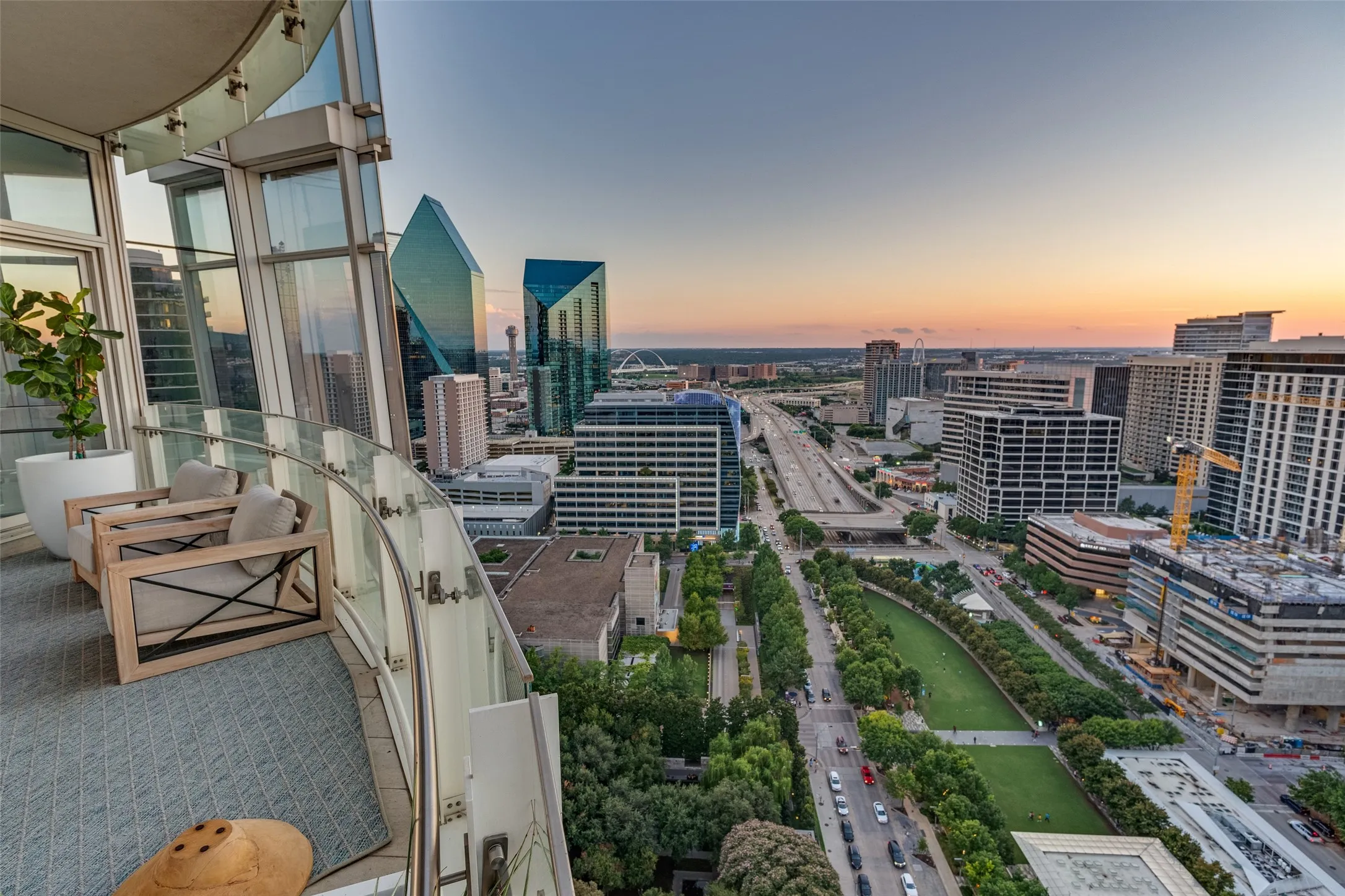 Condominium For Sale in Dallas County , 1918 Olive Street 2401, Dallas, Texas 75201, 2 Bedroom, 3 Bathroom, 3 Garage spaces, 3,745 Sqft, built in 2013, Preowned, mls#21196205, Real Estate Agent in Dallas, Homes For Sale in Dallas county, Homes For Sale in Dallas, Realtor in Dallas Texas, Real Estate Brokerage Independent Realty Texas, Luminita Cordes Realtor