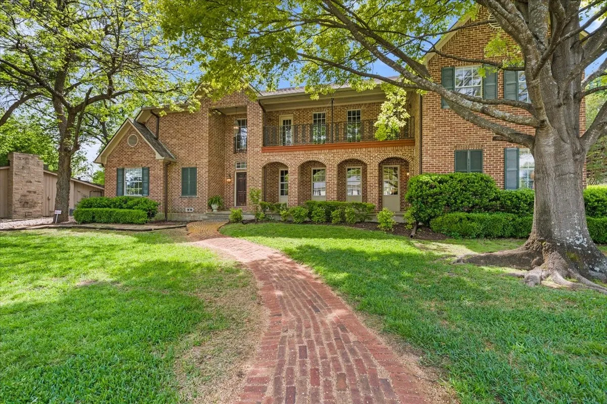 Single Family Residence For Sale in Navarro County , 602 Mills Place, Corsicana, Texas 75110, 4 Bedroom, 4 Bathroom, 2 Garage spaces, 4,232 Sqft, built in 1993, Preowned, Price $900,000, mls#21234960, Real Estate Agent in Corsicana, Homes For Sale in Navarro county, Homes For Sale in Corsicana, Realtor in Corsicana Texas, Real Estate Brokerage Independent Realty Texas, Luminita Cordes Realtor