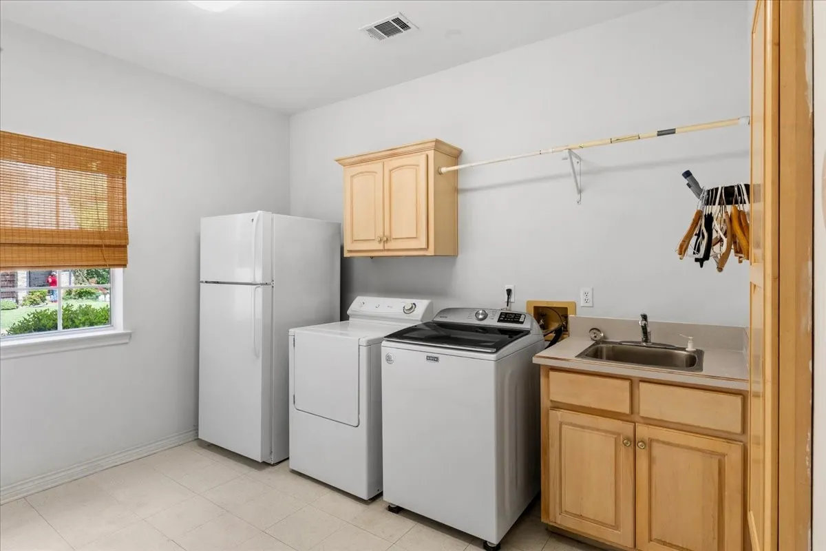 Single Family Residence For Sale in Navarro County , 602 Mills Place, Corsicana, Texas 75110, 4 Bedroom, 4 Bathroom, 2 Garage spaces, 4,232 Sqft, built in 1993, Preowned, Price $900,000, mls#21234960, Real Estate Agent in Corsicana, Homes For Sale in Navarro county, Homes For Sale in Corsicana, Realtor in Corsicana Texas, Real Estate Brokerage Independent Realty Texas, Luminita Cordes Realtor