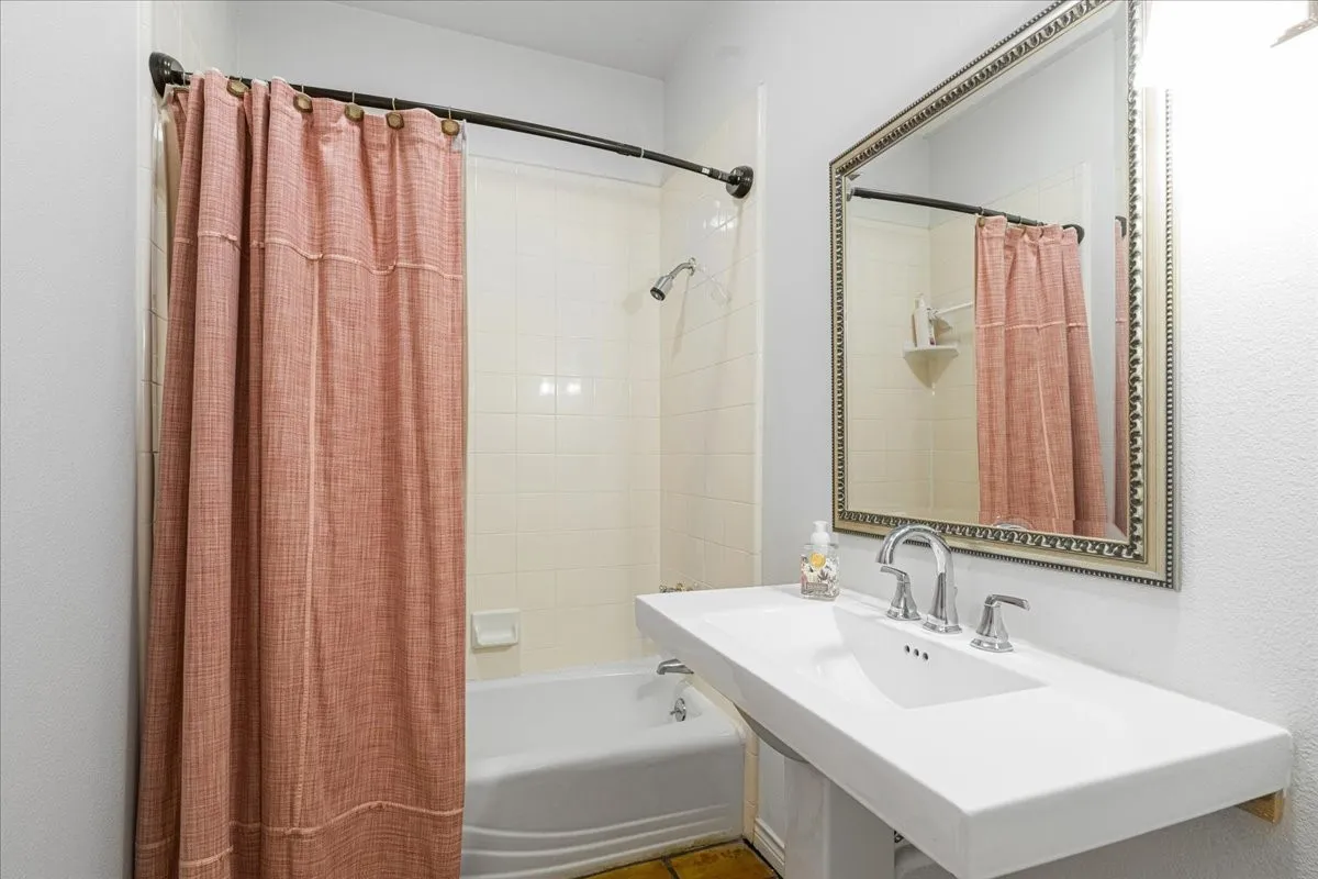 Single Family Residence For Sale in Navarro County , 602 Mills Place, Corsicana, Texas 75110, 4 Bedroom, 4 Bathroom, 2 Garage spaces, 4,232 Sqft, built in 1993, Preowned, Price $900,000, mls#21234960, Real Estate Agent in Corsicana, Homes For Sale in Navarro county, Homes For Sale in Corsicana, Realtor in Corsicana Texas, Real Estate Brokerage Independent Realty Texas, Luminita Cordes Realtor
