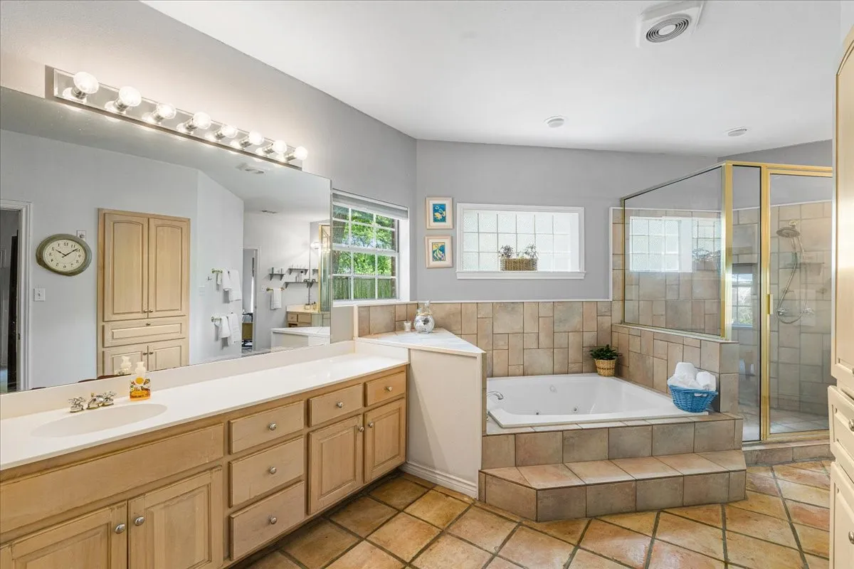 Single Family Residence For Sale in Navarro County , 602 Mills Place, Corsicana, Texas 75110, 4 Bedroom, 4 Bathroom, 2 Garage spaces, 4,232 Sqft, built in 1993, Preowned, Price $900,000, mls#21234960, Real Estate Agent in Corsicana, Homes For Sale in Navarro county, Homes For Sale in Corsicana, Realtor in Corsicana Texas, Real Estate Brokerage Independent Realty Texas, Luminita Cordes Realtor